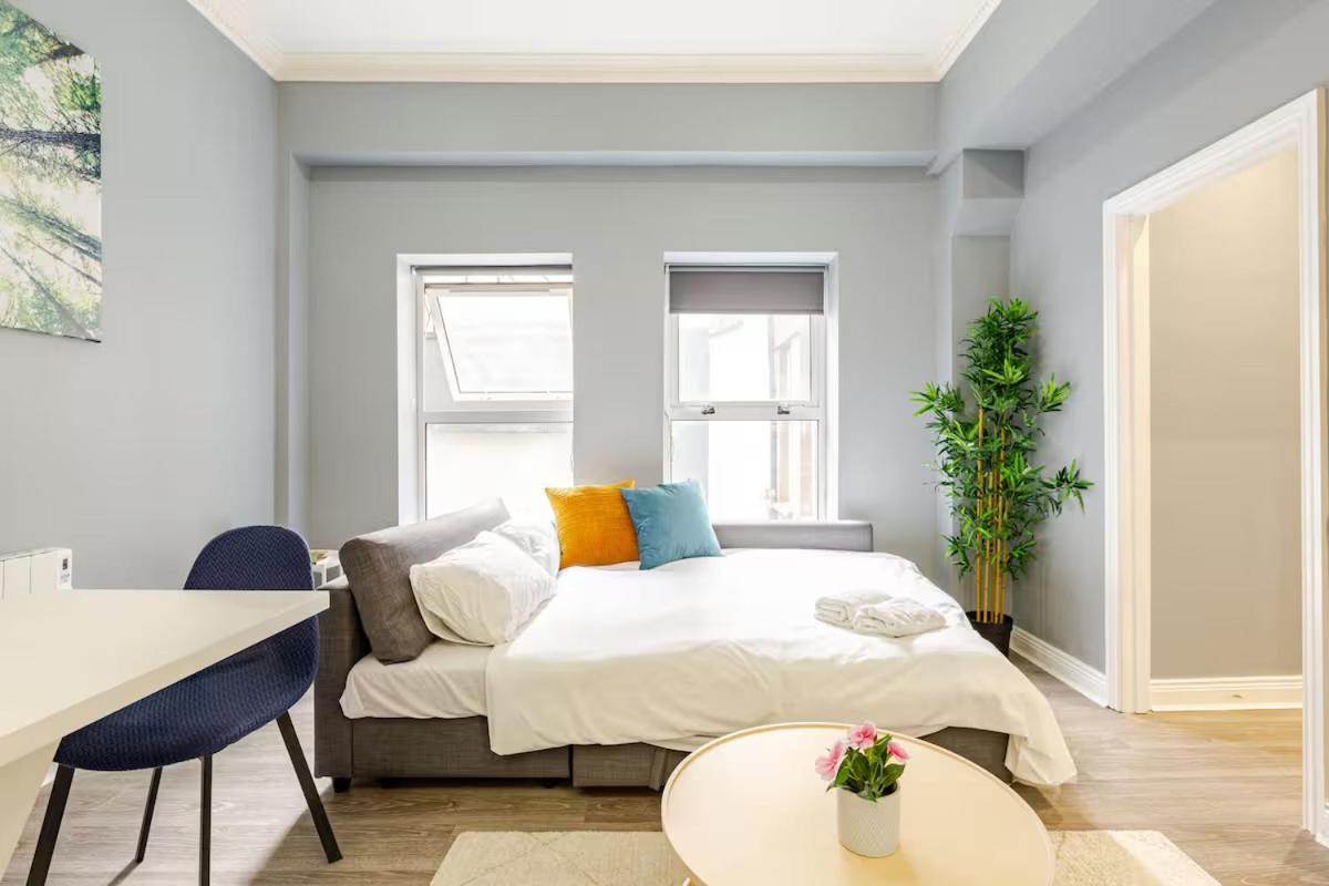 Best Location! Modern Apartment in Heart of City!
