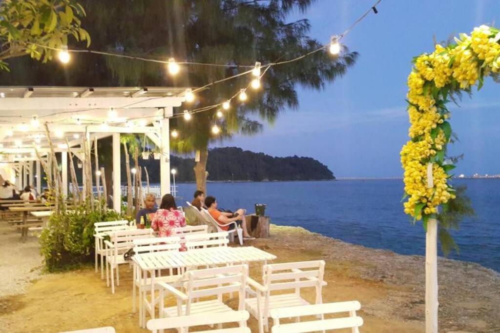 16Lumut 9minTelukBatik - 15Pax 4BR4Bath Karaoke Snooker Kid Pool BBQ photo 2