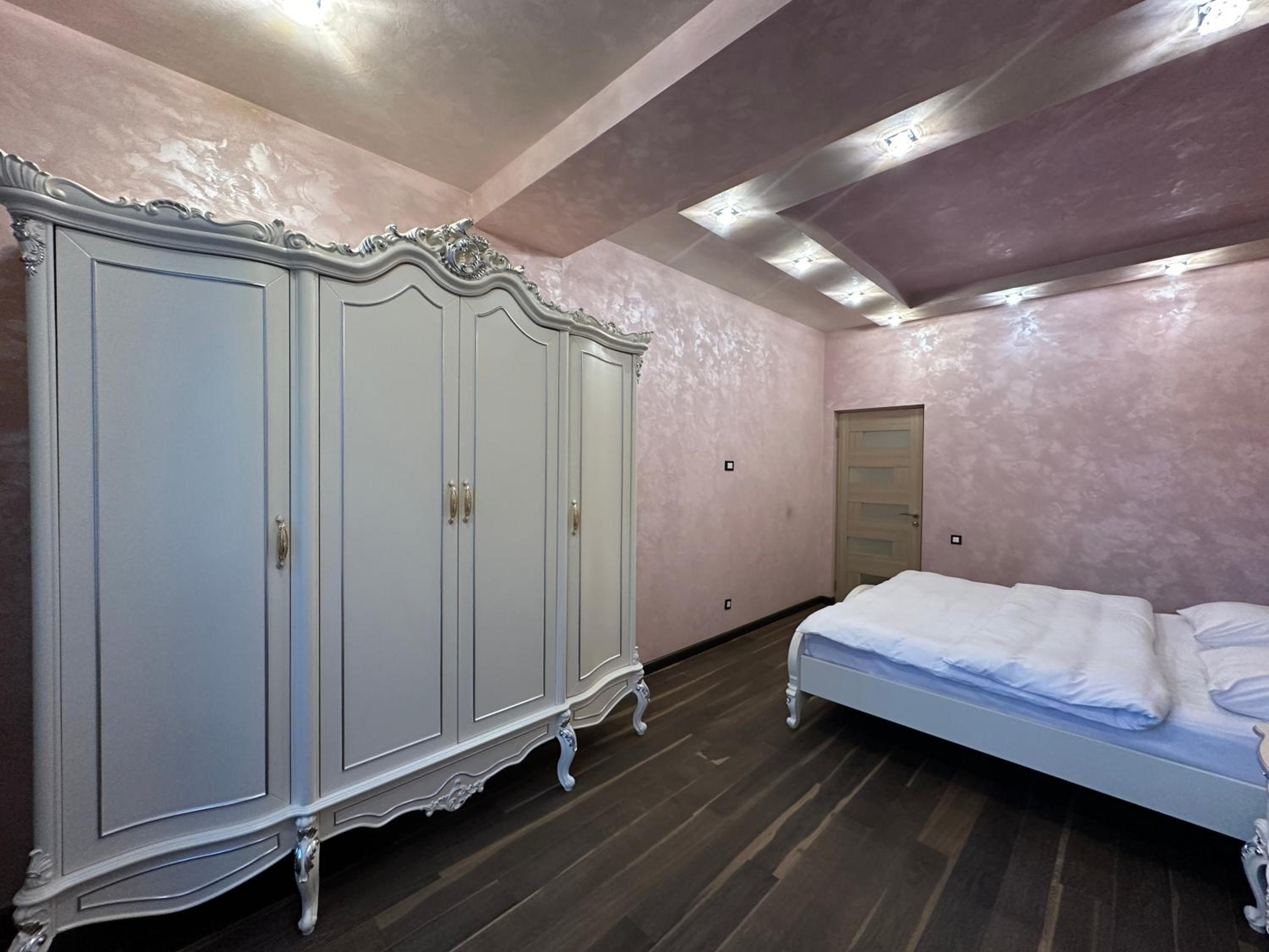 Northern Avenue 2 bedroom Luxury apartment HH777
