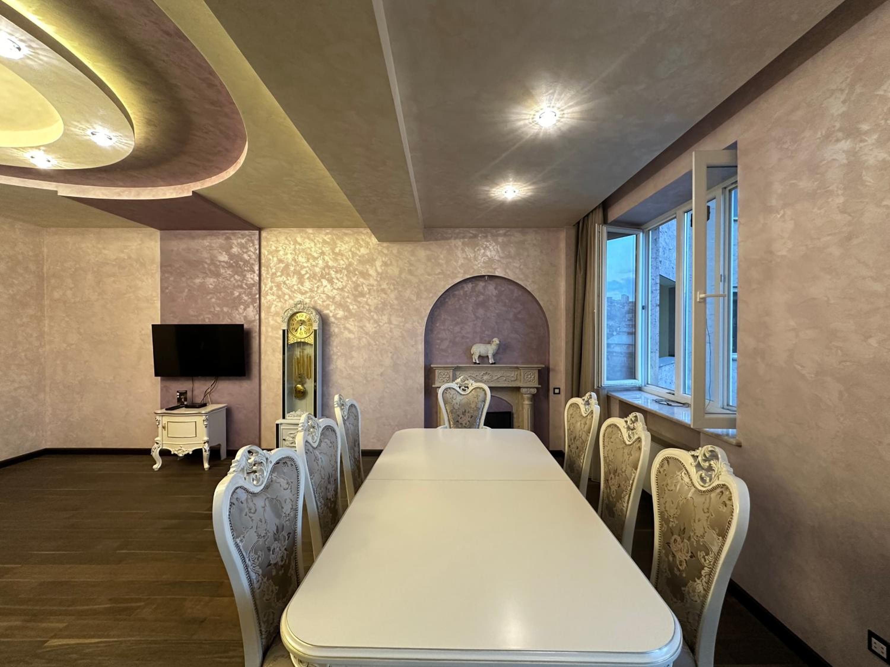 Northern Avenue 2 bedroom Luxury apartment HH777