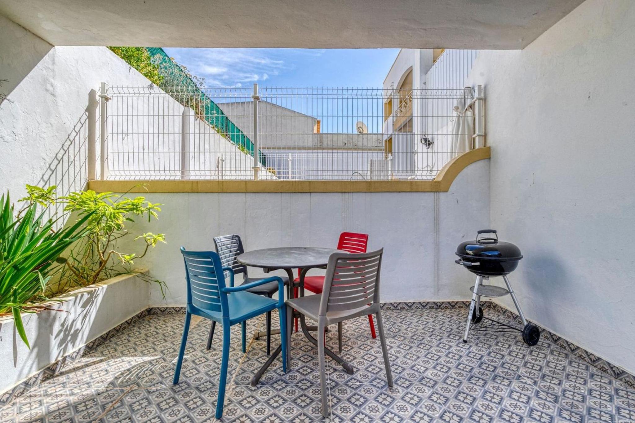 Azula - Bright and airy 2 bedroom apartment with p