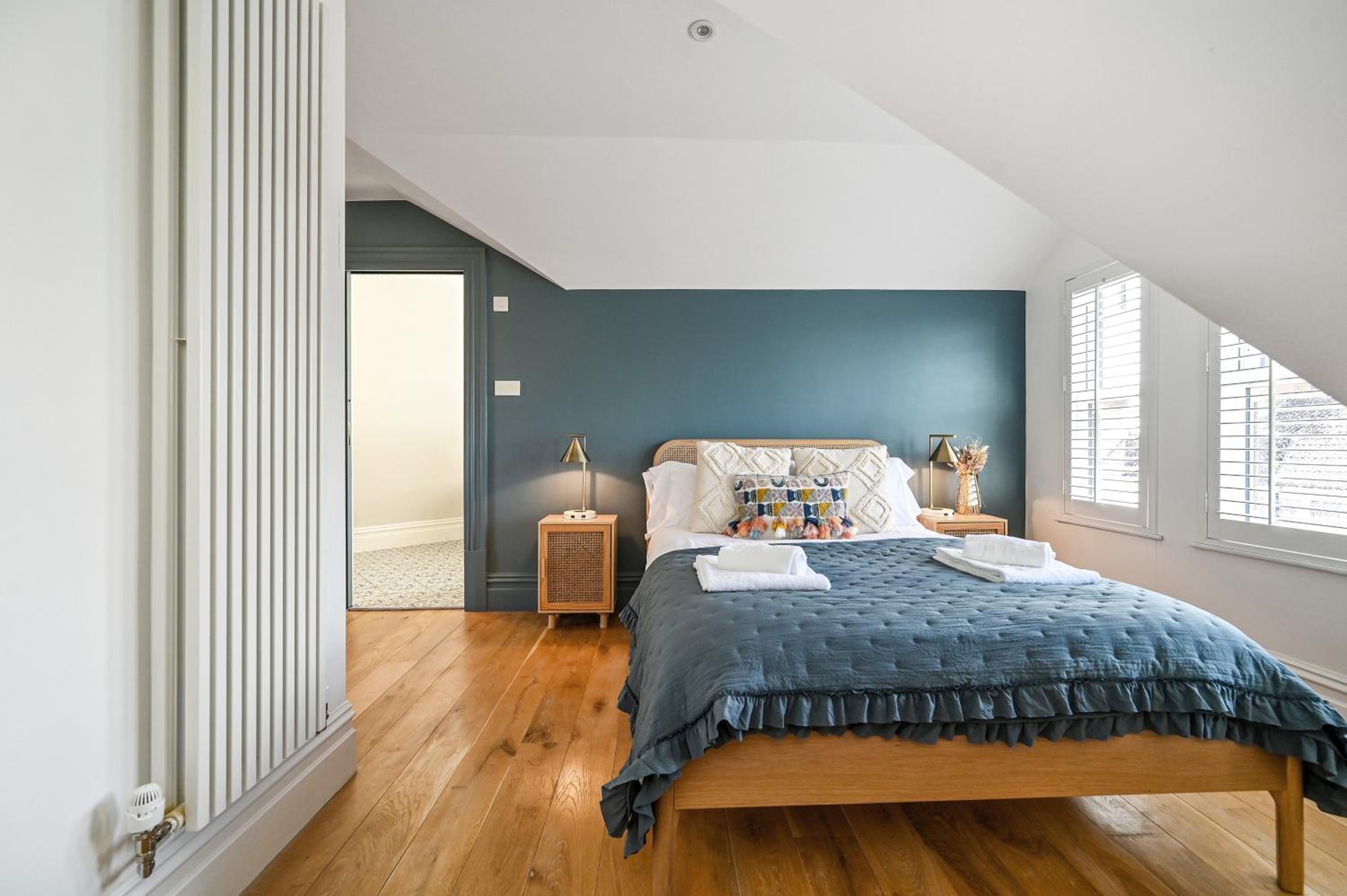 Stunning four bedroom Cardiff house view 5