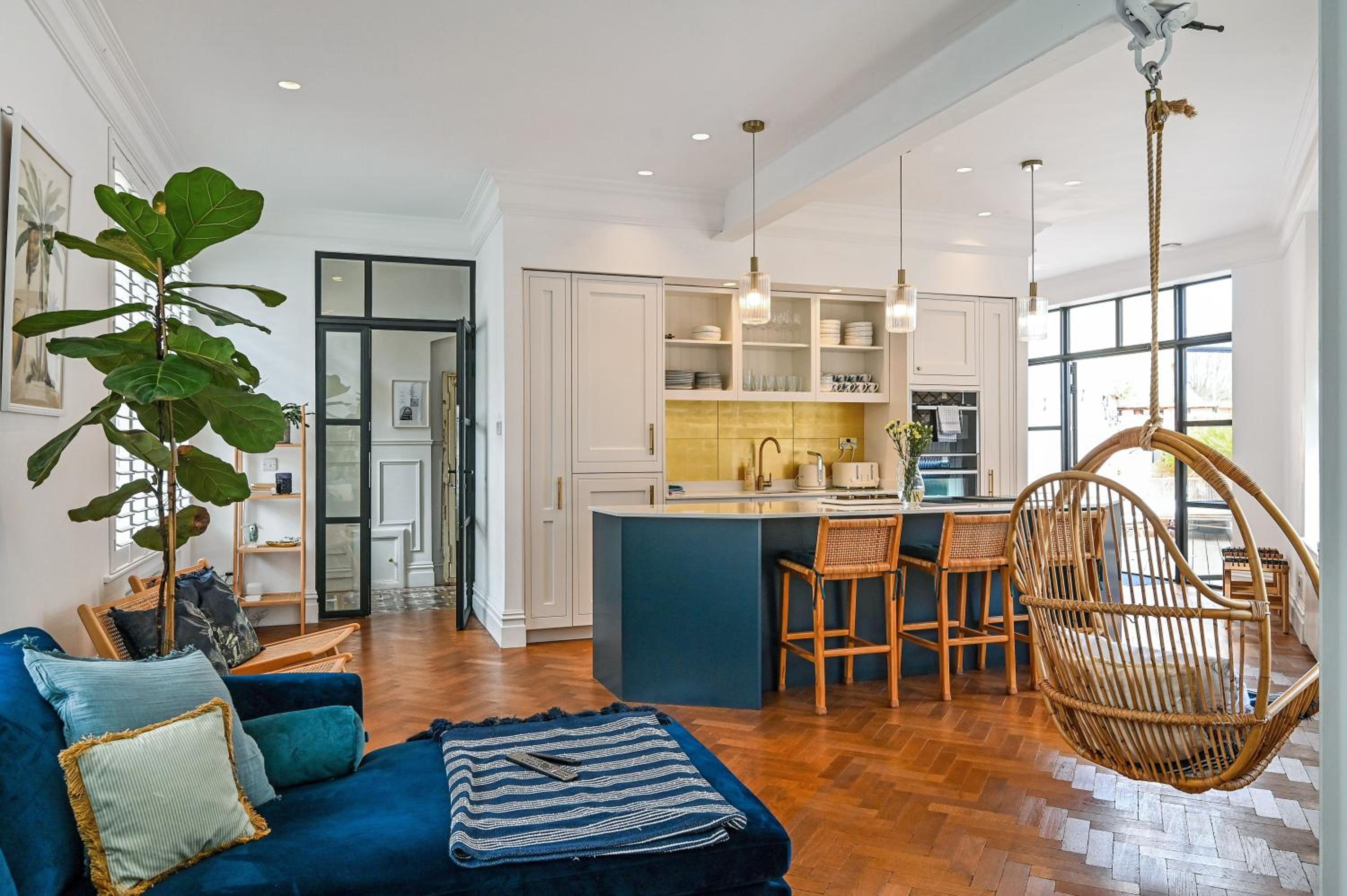 Stunning four bedroom Cardiff house view 3