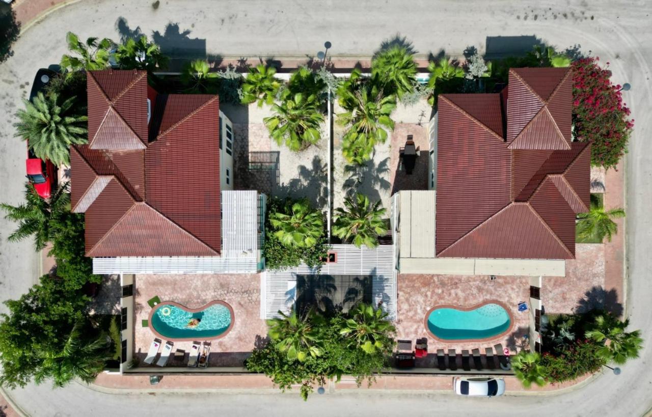 Two attached Villas 14 bedrooms, 12 bathrooms for a total of 28 guests