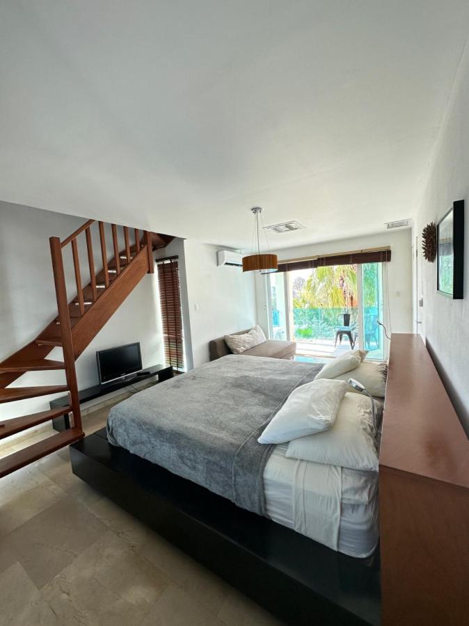 Two attached Villas 14 bedrooms, 12 bathrooms for a total of 28 guests