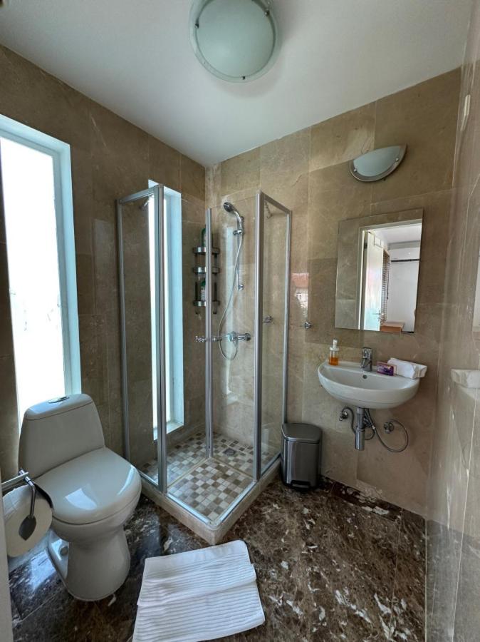Two attached Villas 14 bedrooms, 12 bathrooms for a total of 28 guests