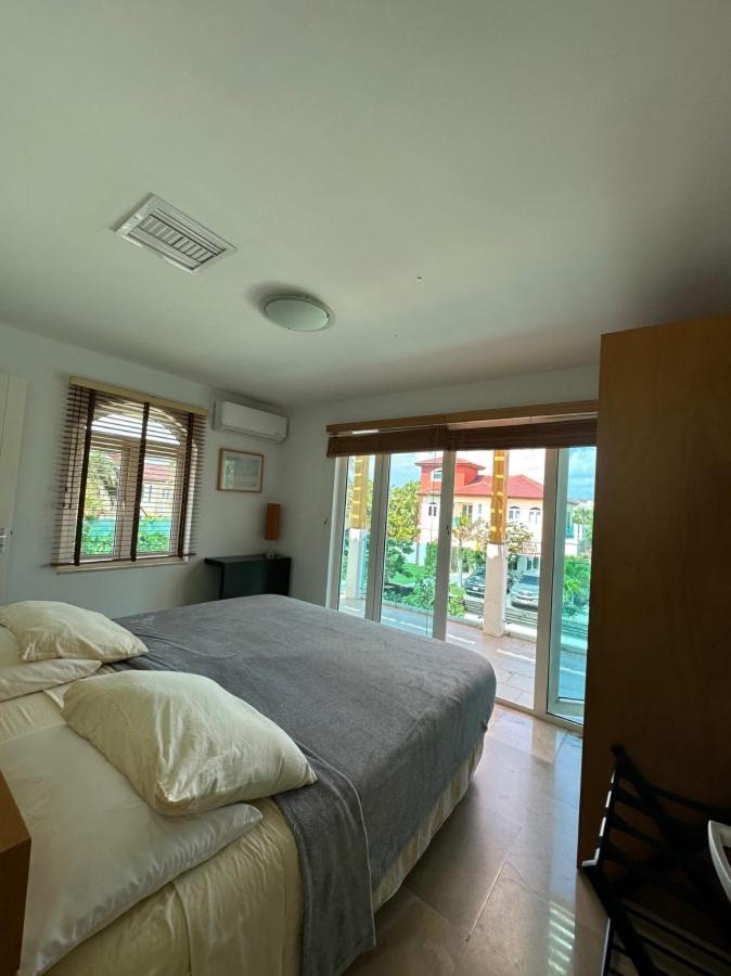 Two attached Villas 14 bedrooms, 12 bathrooms for a total of 28 guests