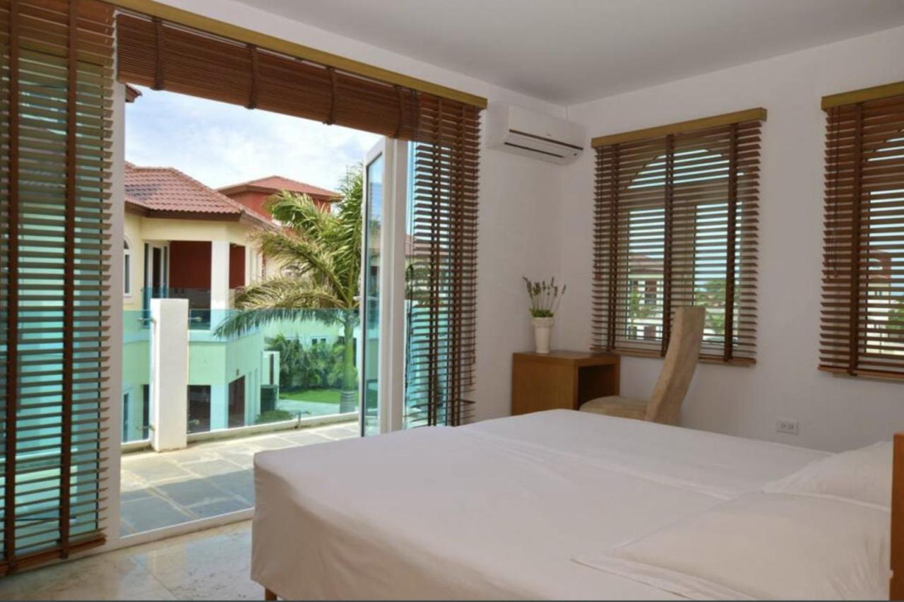 Two attached Villas 14 bedrooms, 12 bathrooms for a total of 28 guests