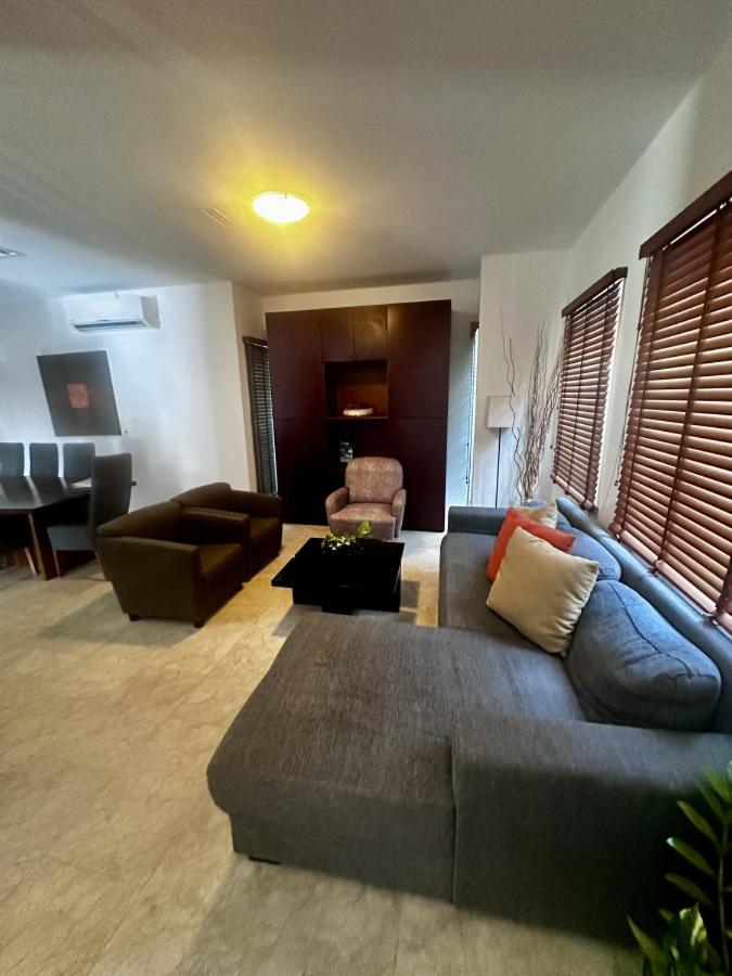 Two attached Villas 14 bedrooms, 12 bathrooms for a total of 28 guests
