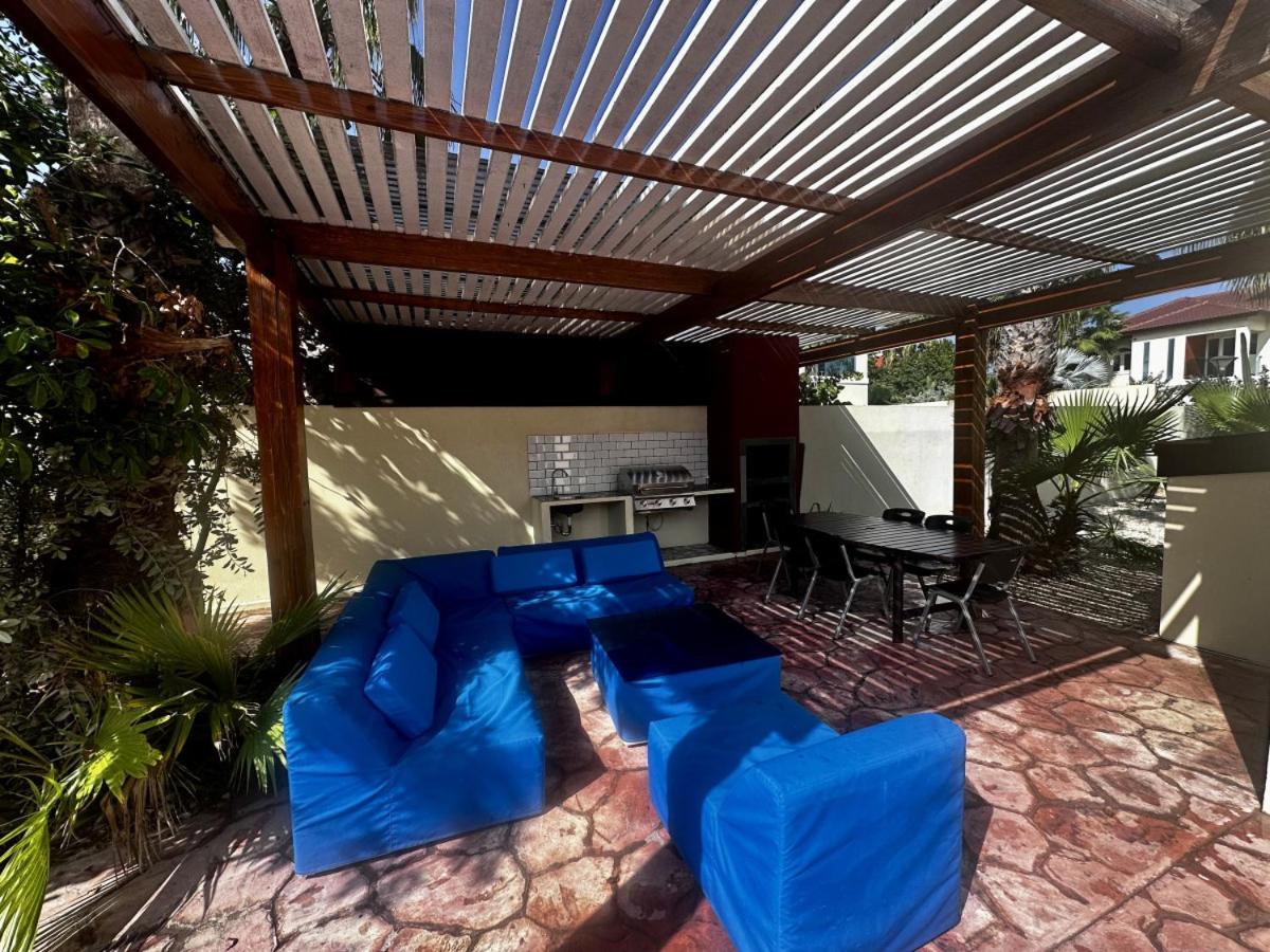 Two attached Villas 14 bedrooms, 12 bathrooms for a total of 28 guests