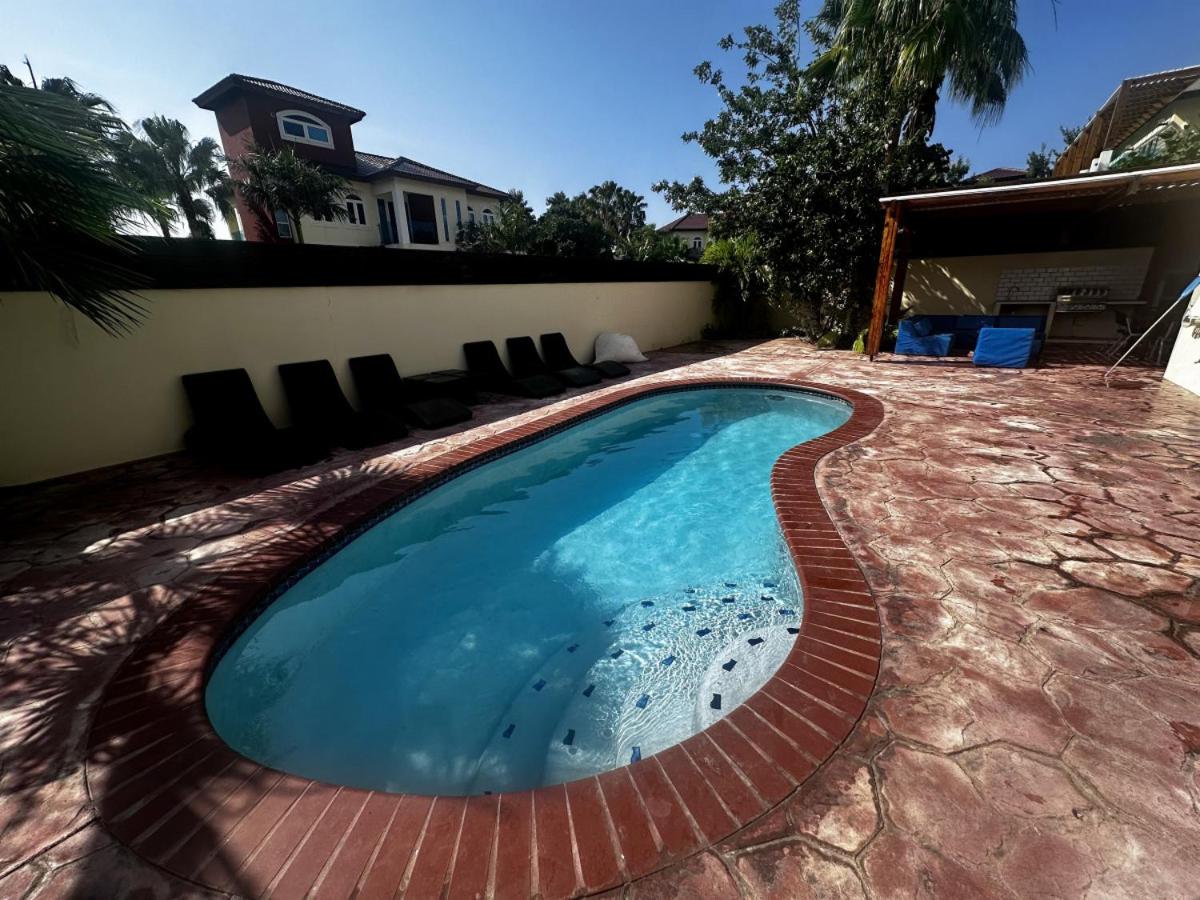 Two attached Villas 14 bedrooms, 12 bathrooms for a total of 28 guests