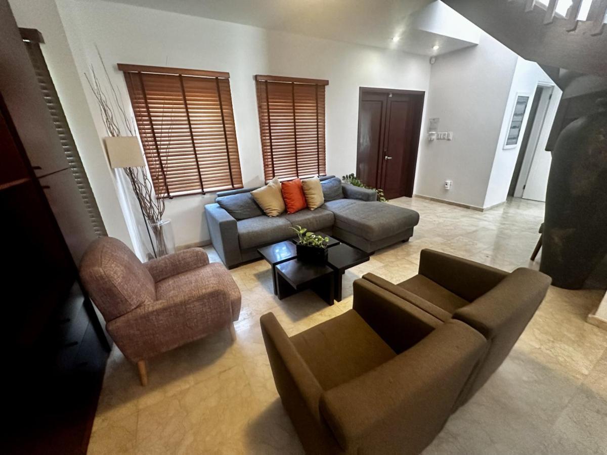 Two attached Villas 14 bedrooms, 12 bathrooms for a total of 28 guests
