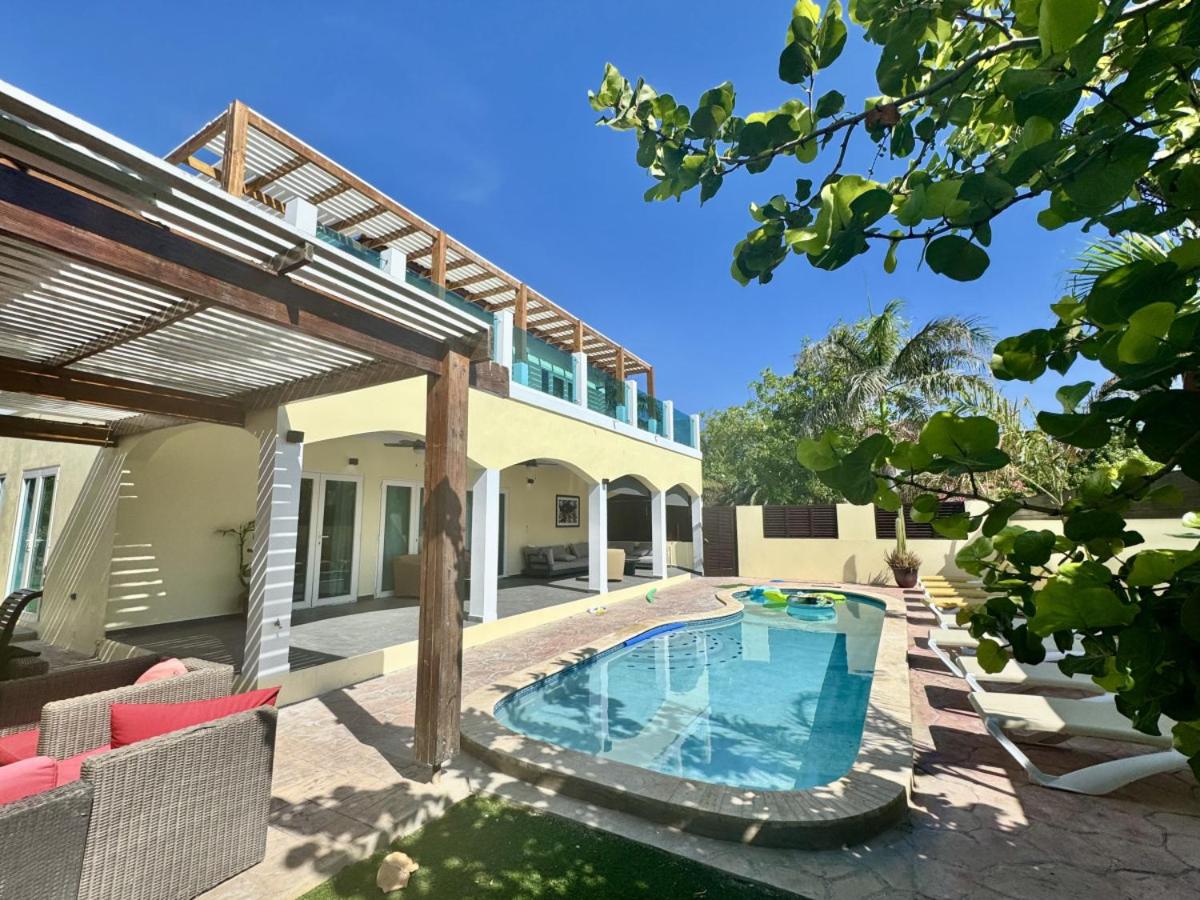 Large 7 bedrooms with 6 bathrooms Villa with private pool near Palm Beach