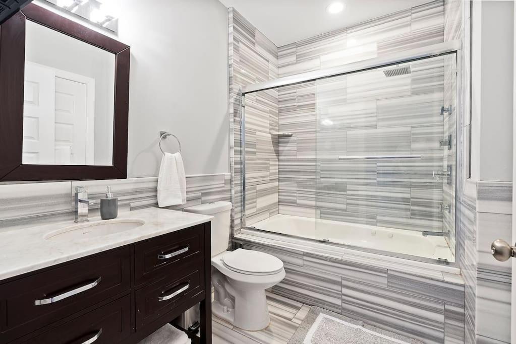 High-End 1BR with Rooftop Amenities view 4
