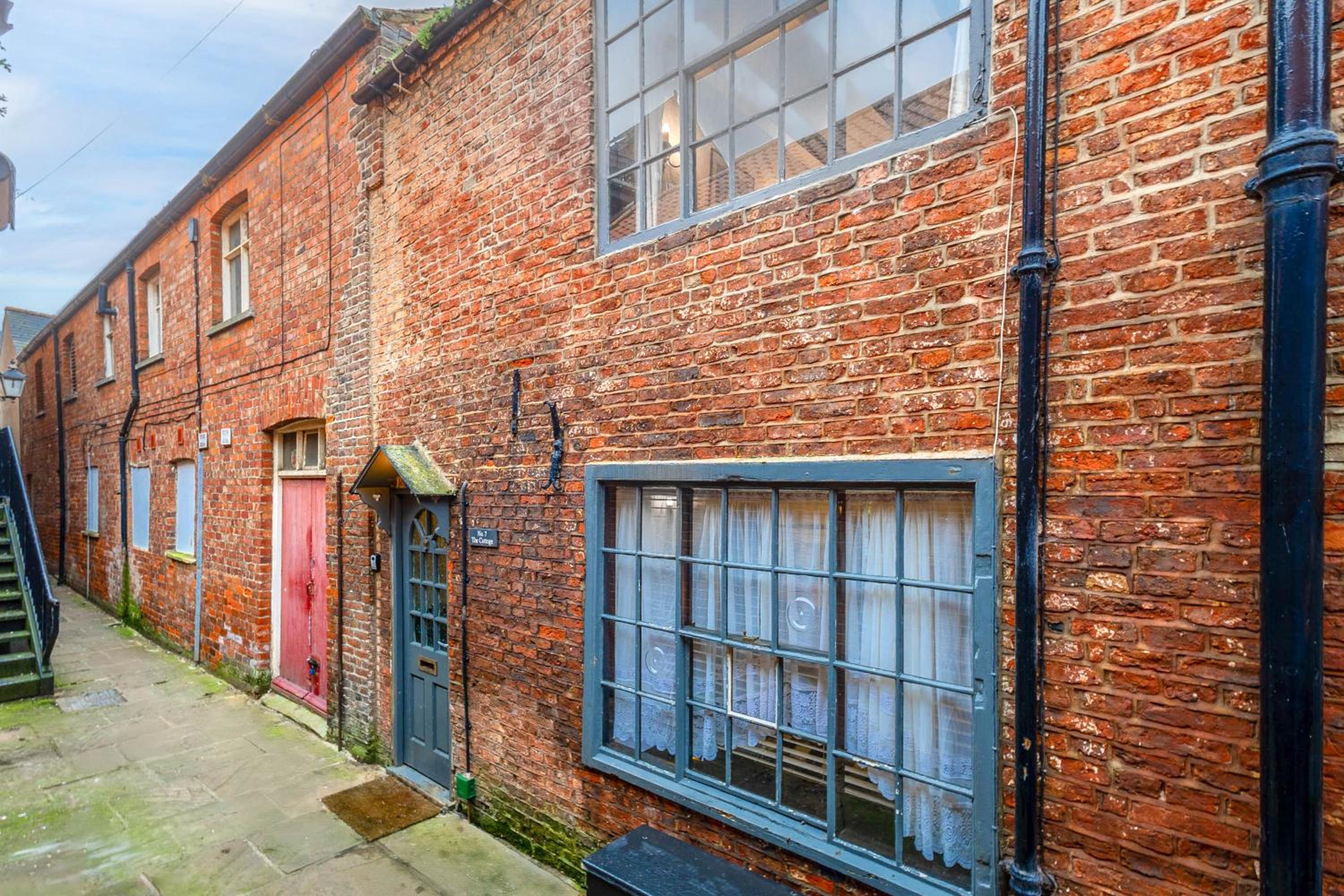 Entire 2 Bedroom Cottage in Whitby view 4
