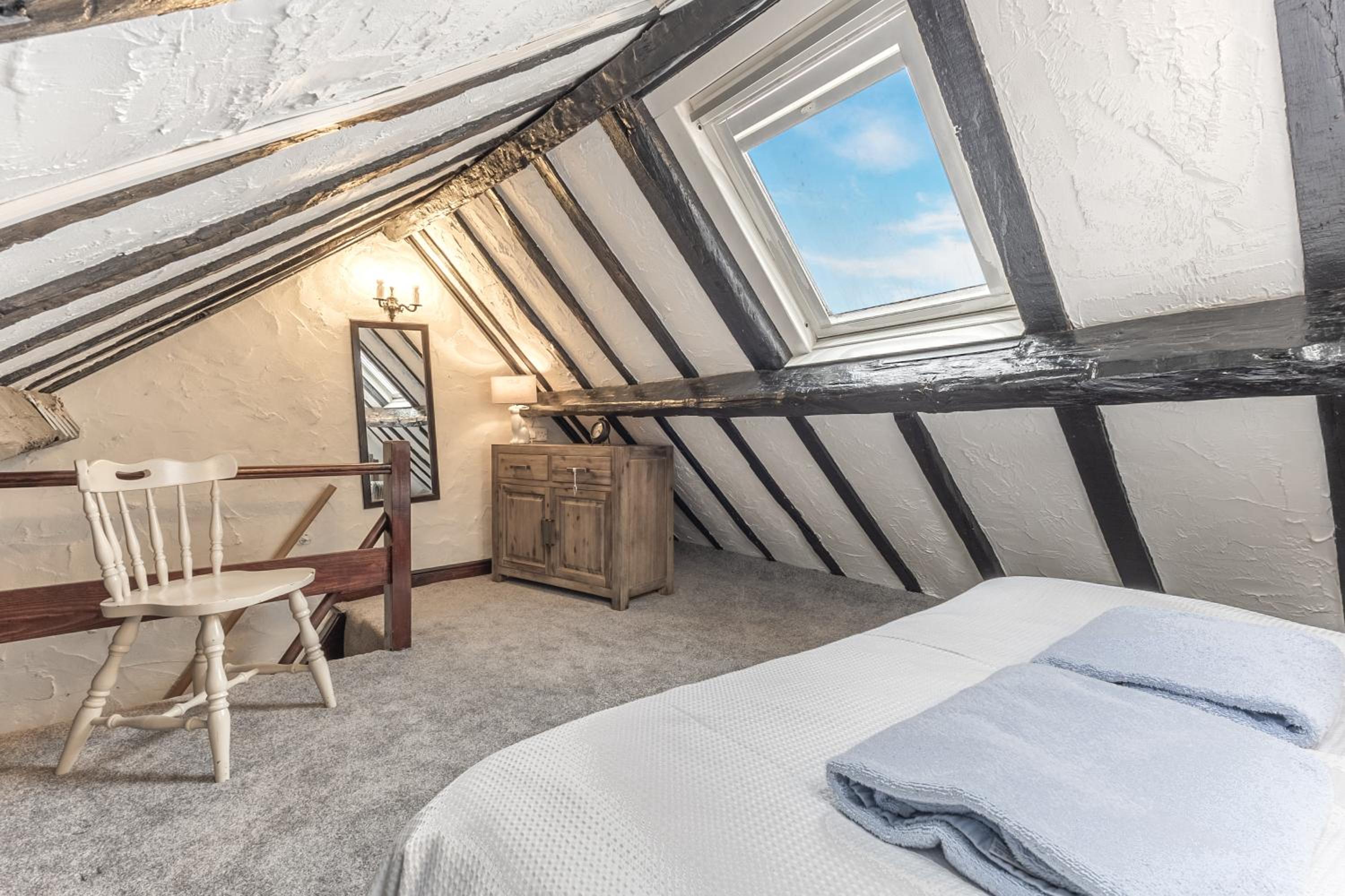 Entire 2 Bedroom Cottage in Whitby view 3
