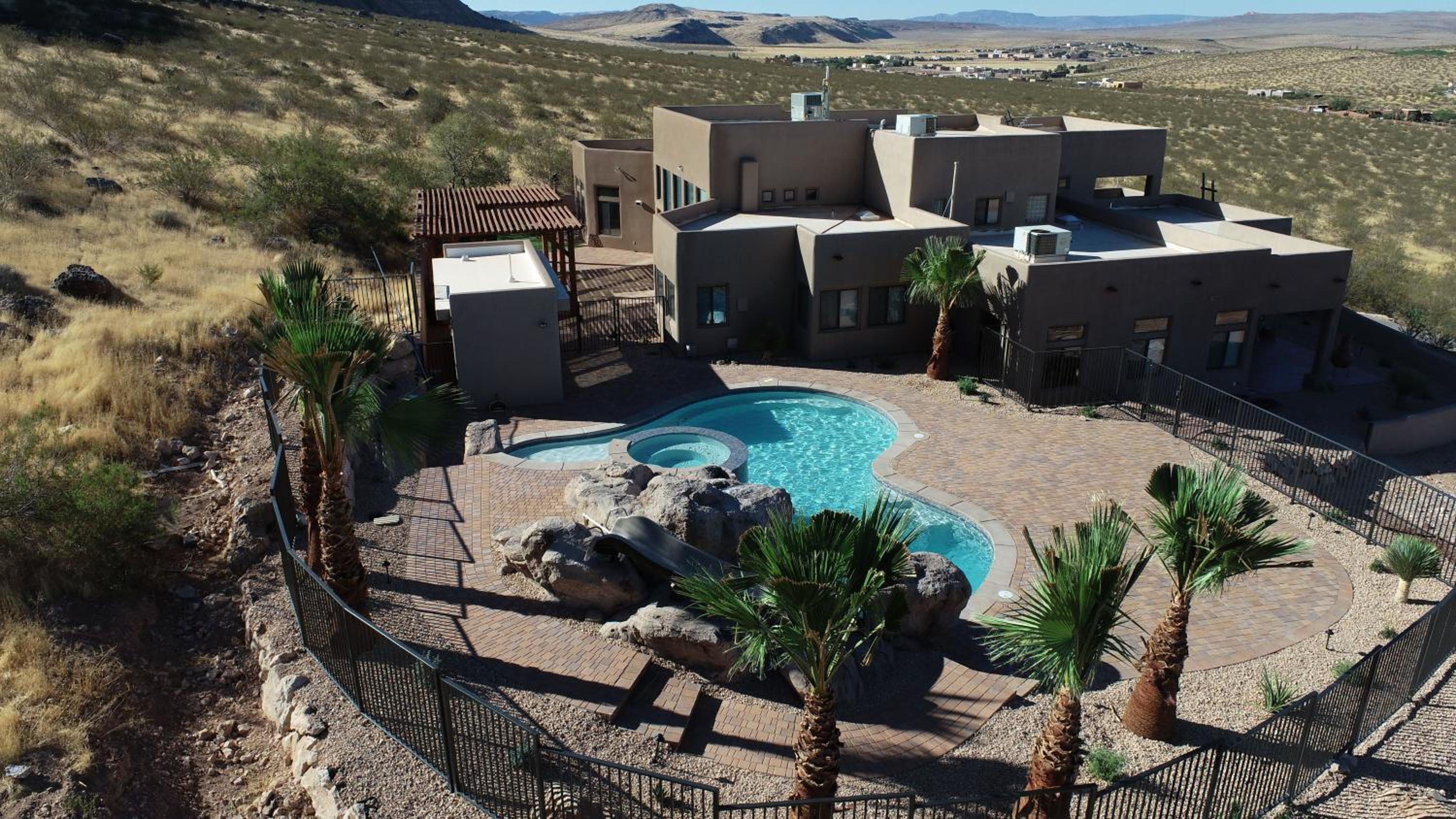 Cliff Dwellers A Spectacular 5 Bedroom Home Just East Of Sand Hollow Reservoir view 2