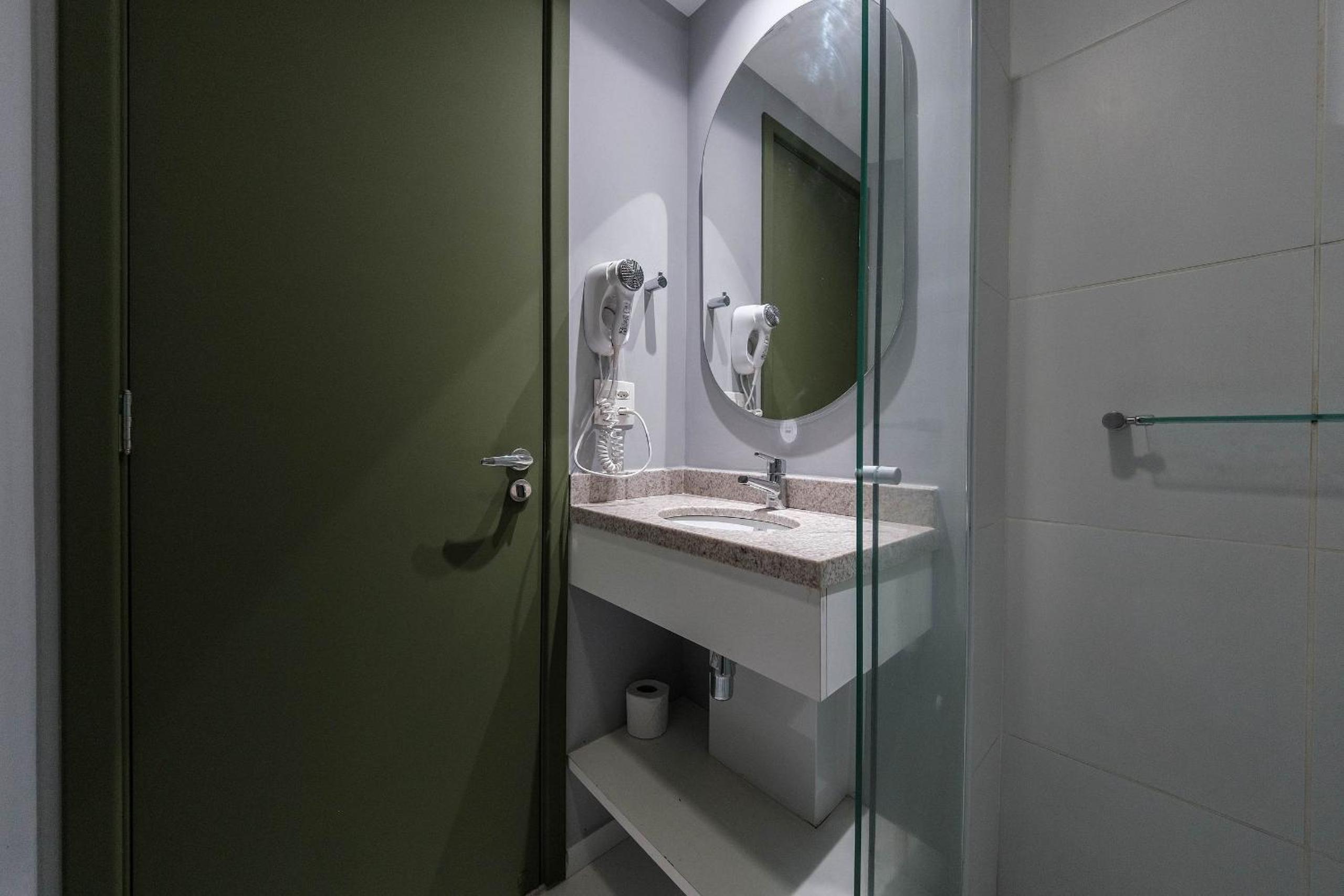 LZ414 - Conforto na Luz: Apto Moderno com Piscina