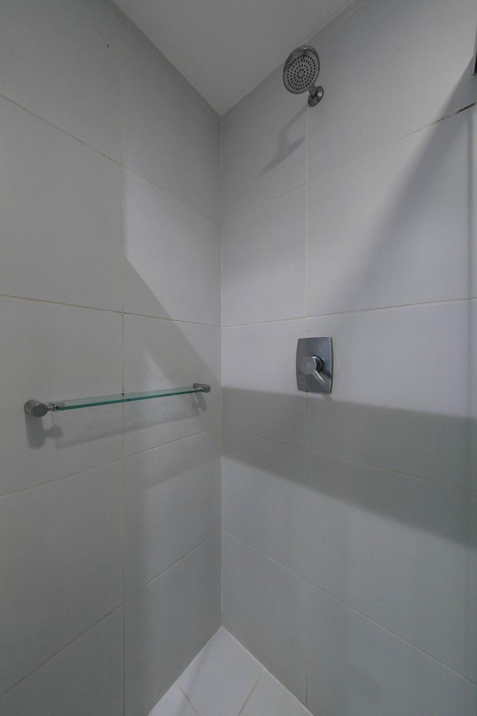 LZ414 - Conforto na Luz: Apto Moderno com Piscina