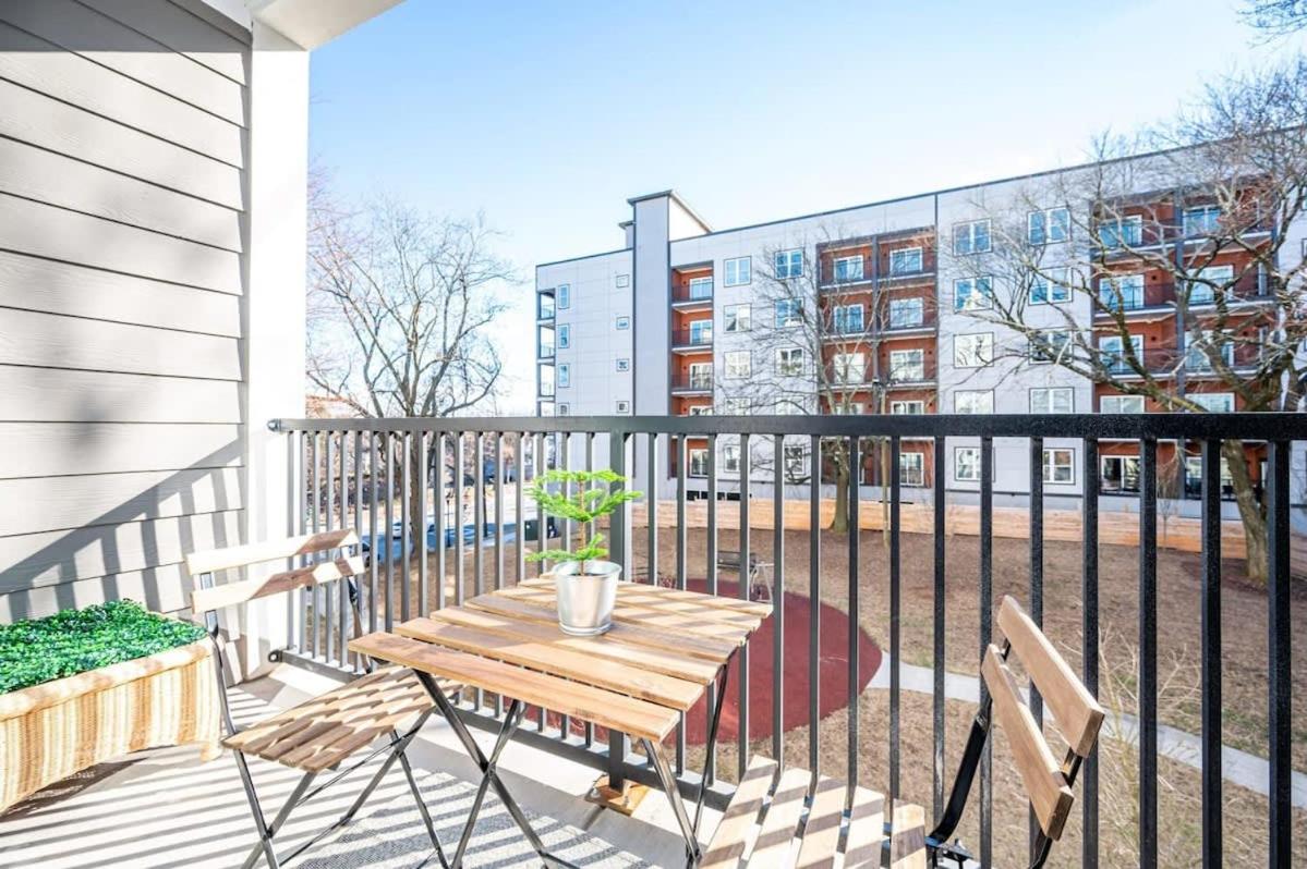 1BR with Balcony in Downtown 542Blvd205