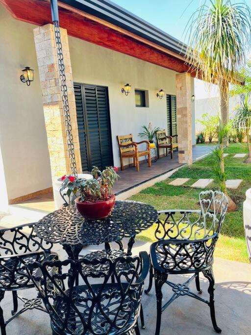 Casa com Piscina Aquecida perto dos parques - Recanto Quinta das Palmeiras Olímpia-SP