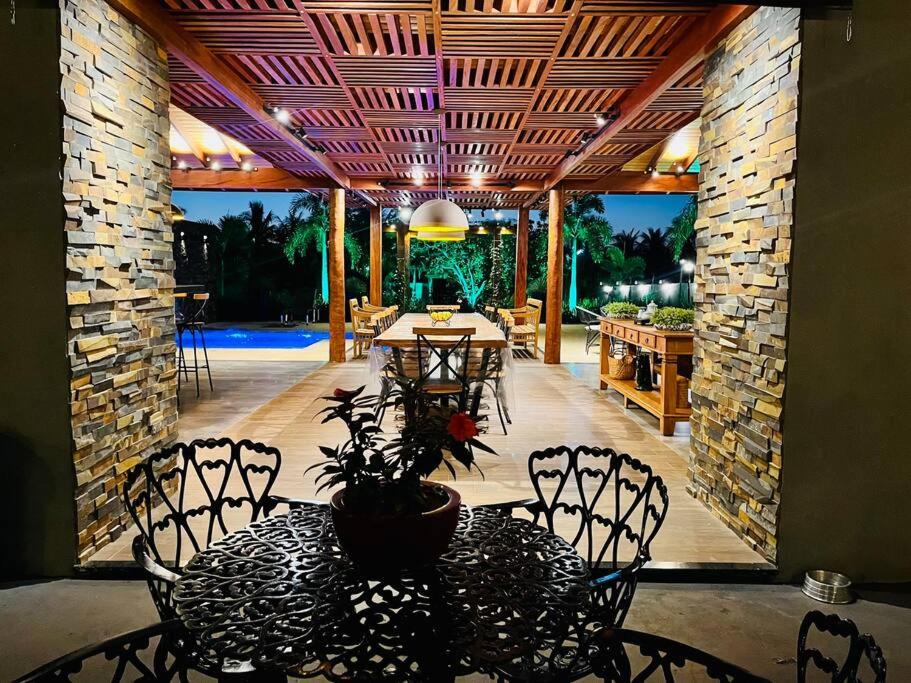 Casa com Piscina Aquecida perto dos parques - Recanto Quinta das Palmeiras Olímpia-SP