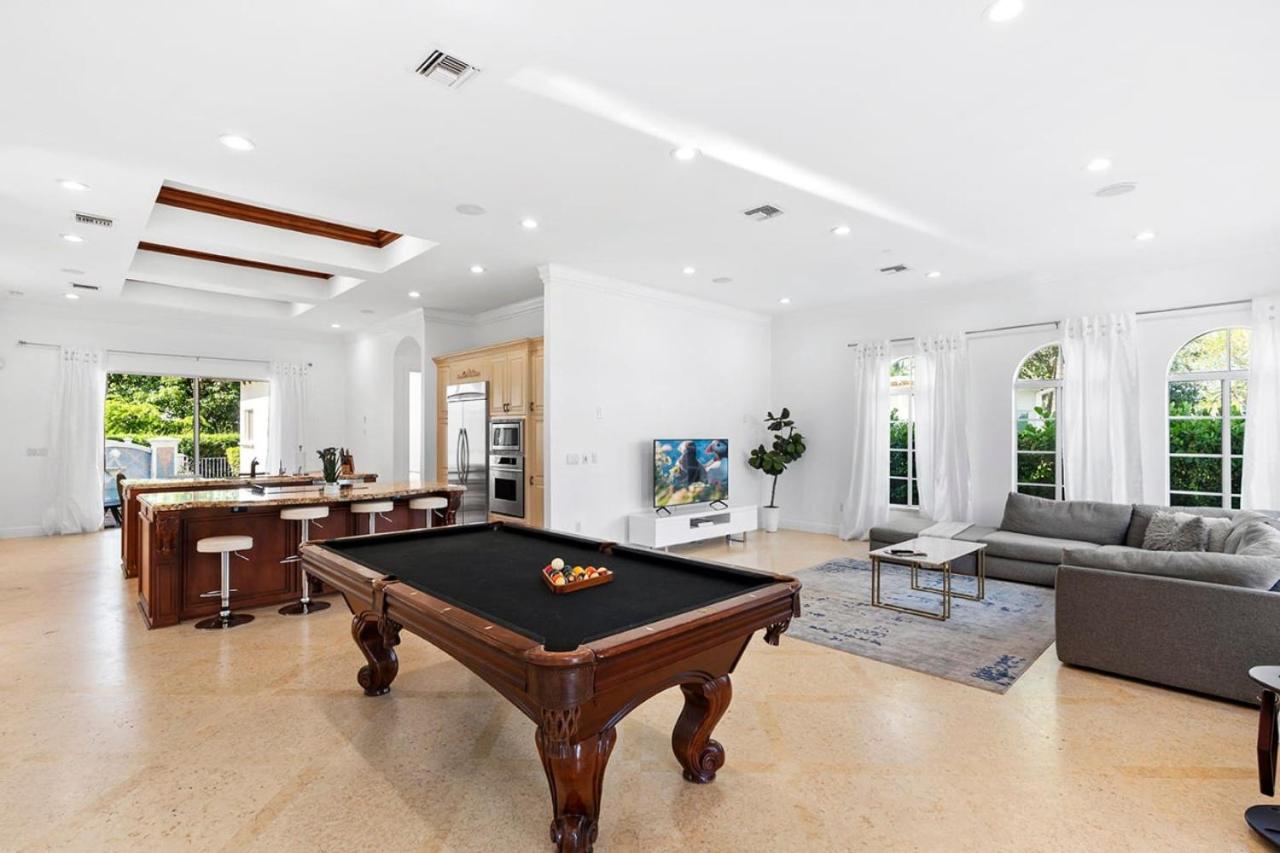 Luxurious 5BR and 3BA Lakefront Villa near Beach view 2