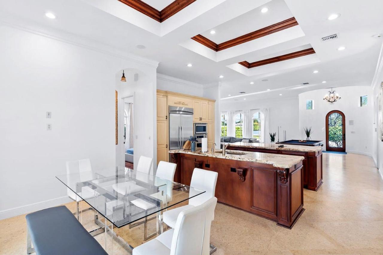 Luxurious 5BR and 3BA Lakefront Villa near Beach view 4