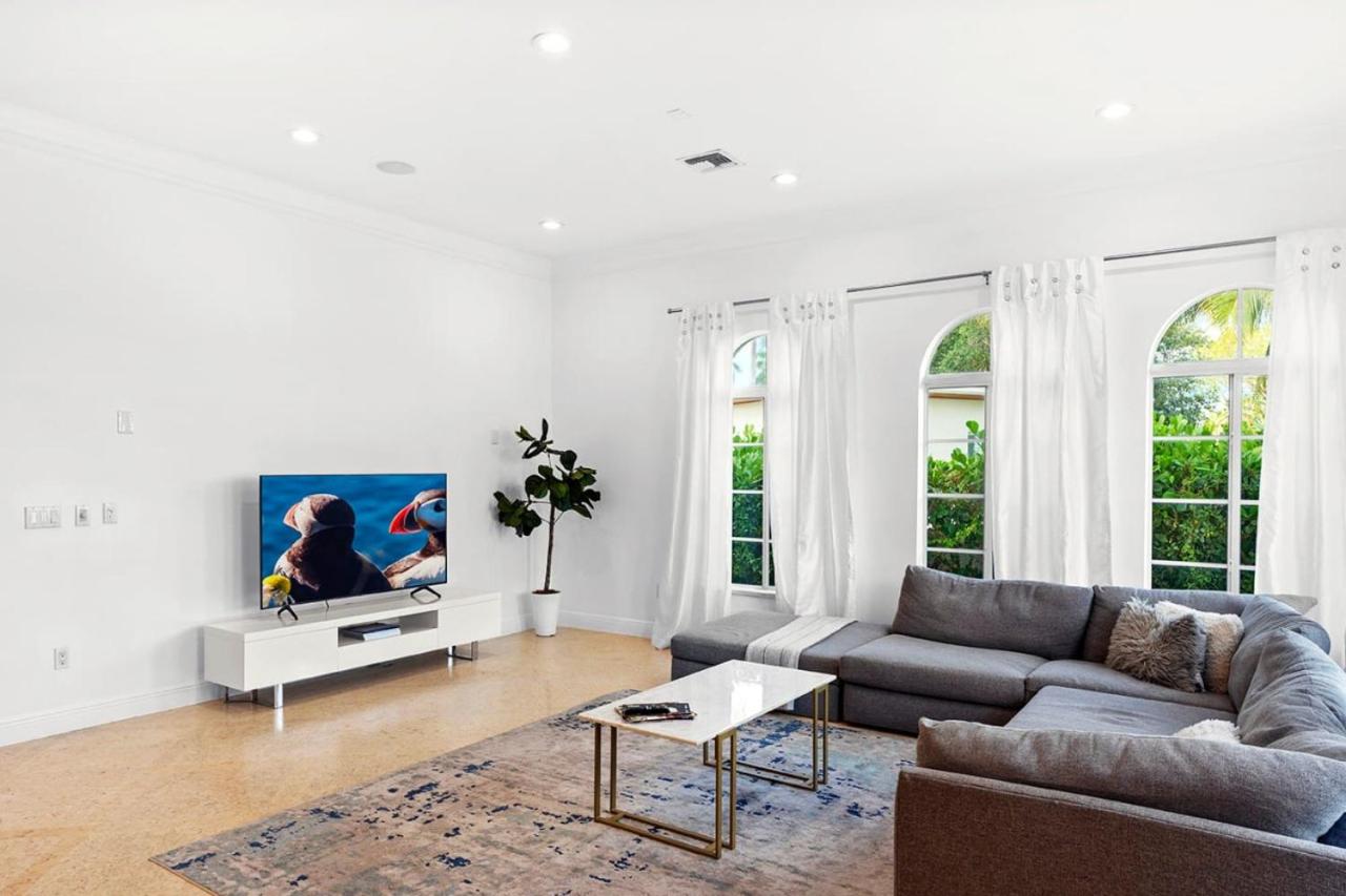 Luxurious 5BR and 3BA Lakefront Villa near Beach view 5