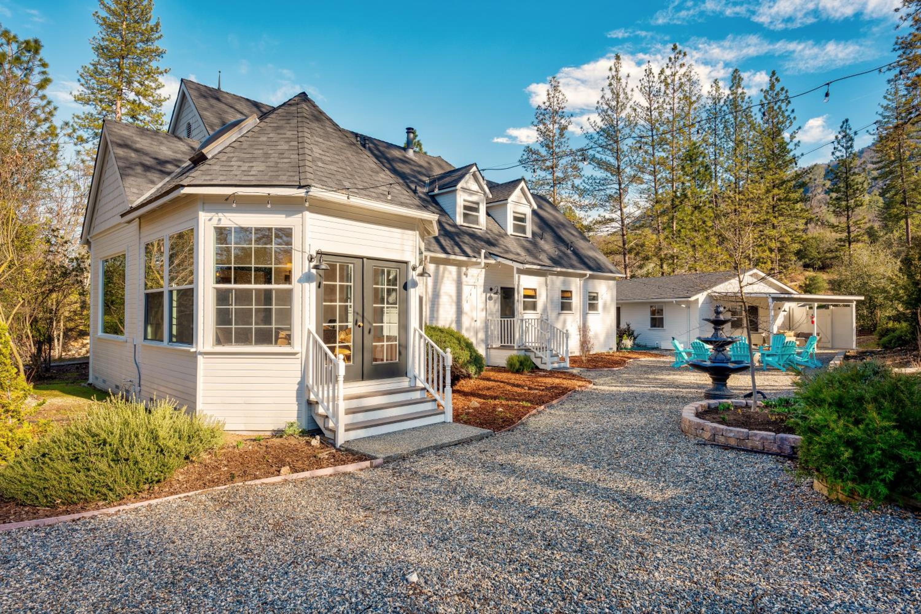 Yosemite Country House sleeps 20 w/ hot tub, firepit, bonus studio view 2