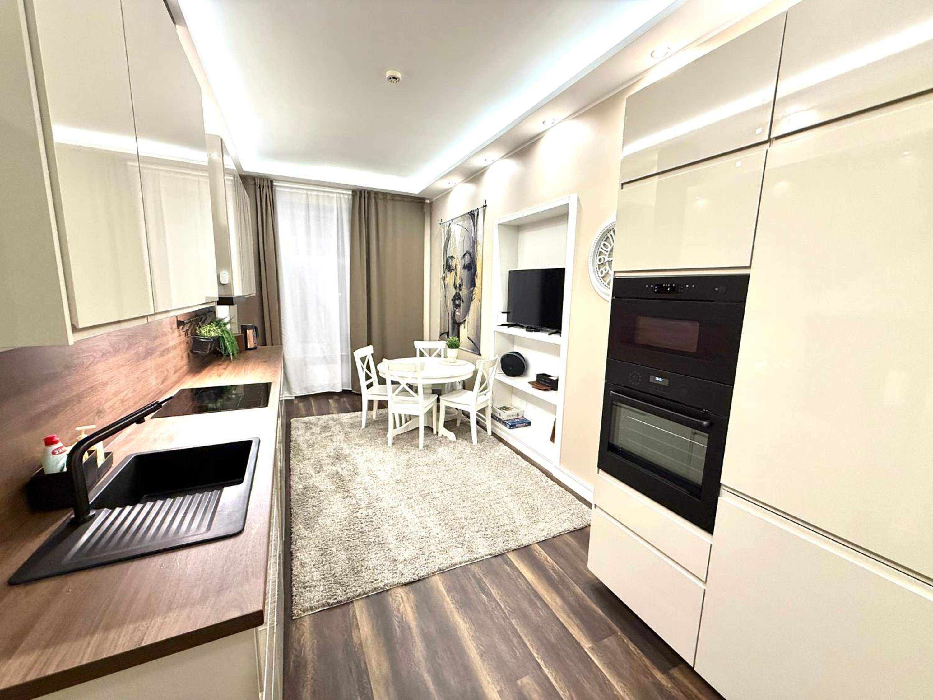 White LUX apartments next to the Old town with free parking view 5