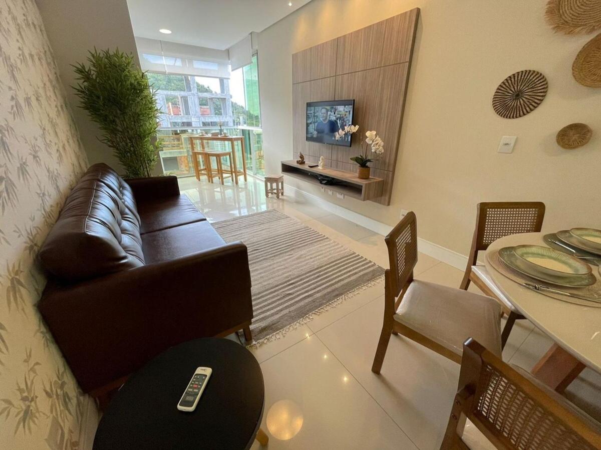cód 25 · Apartamento á poucos passos do mar