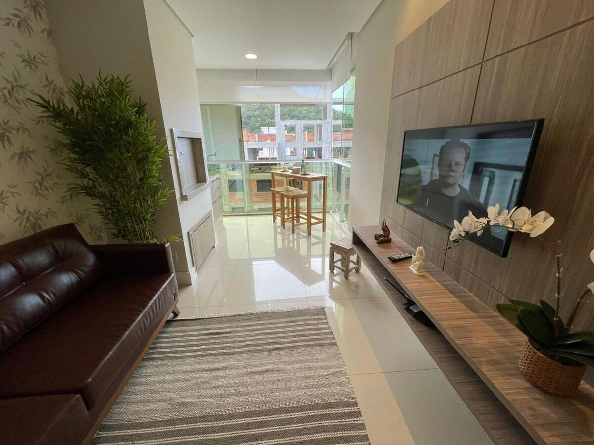 cód 25 · Apartamento á poucos passos do mar
