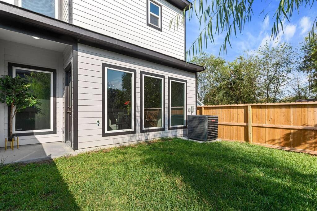 Spacious Modern Townhome w Indoor Court, King Beds & Huge TVs! view 5