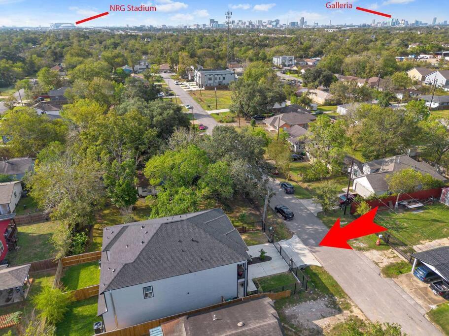 Spacious Modern Townhome w Indoor Court, King Beds & Huge TVs! view 2