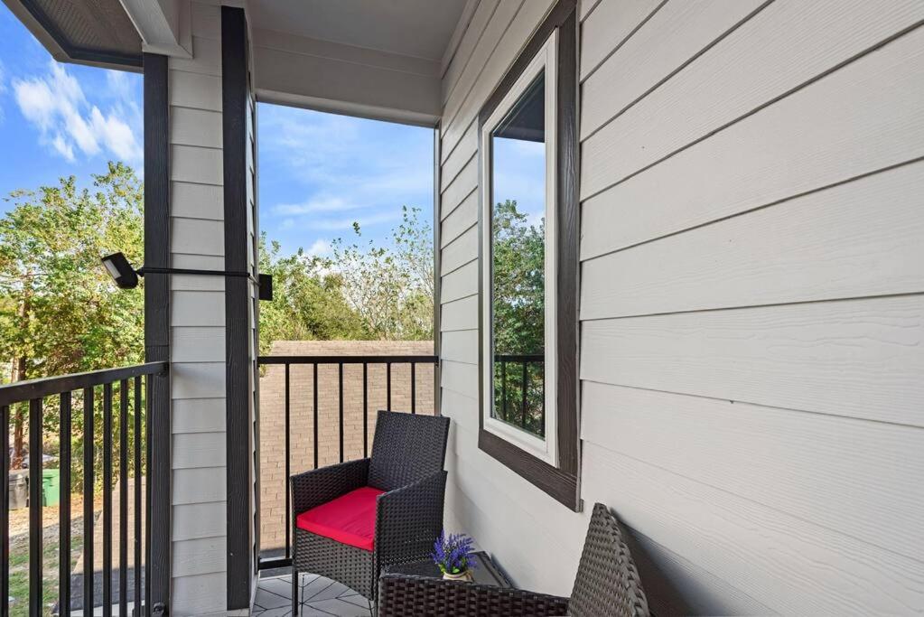 Spacious Modern Townhome w Indoor Court, King Beds & Huge TVs! view 4