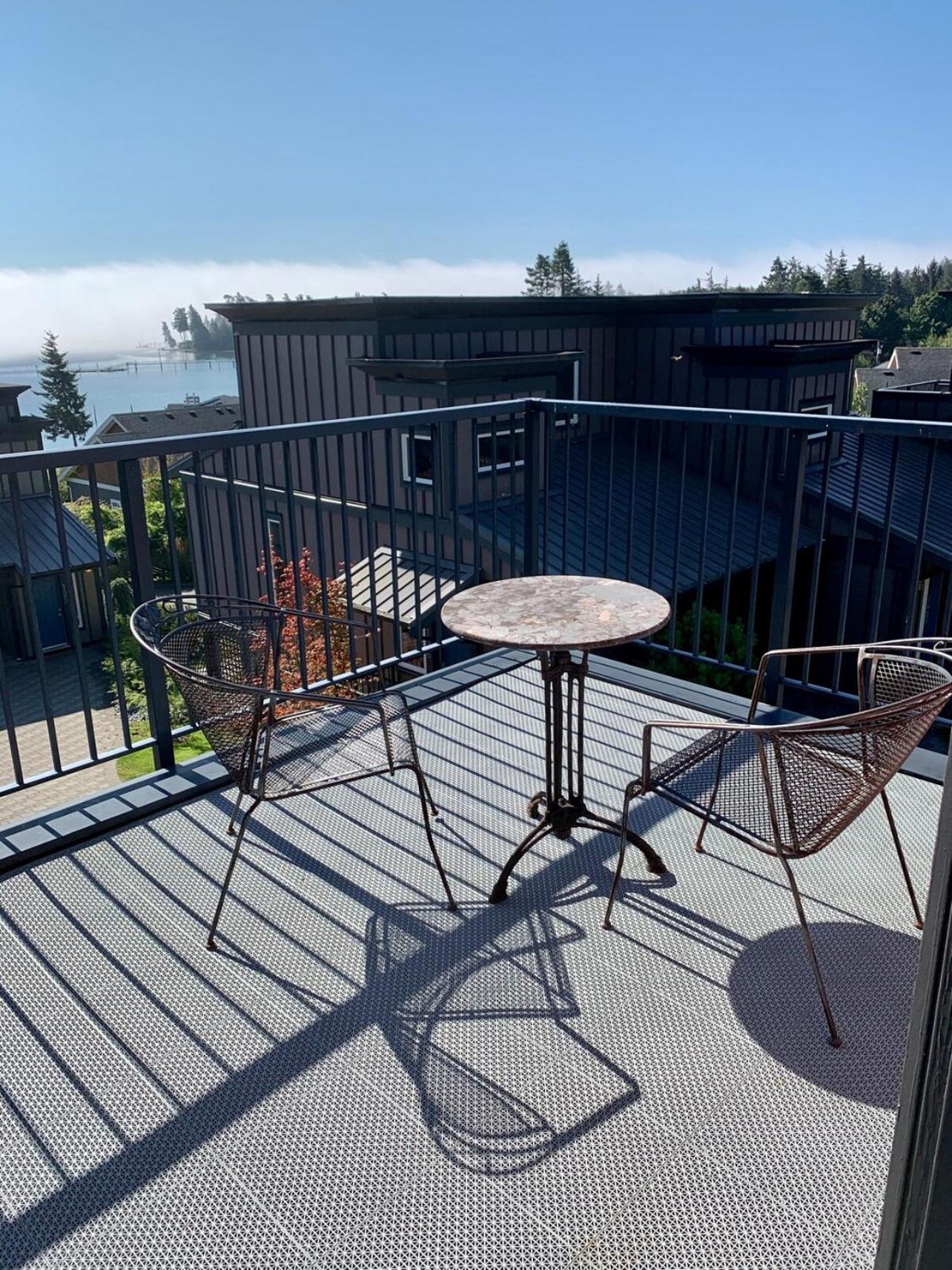 Sooke Harbour Townhouse Waterfront 2-Bed Rental