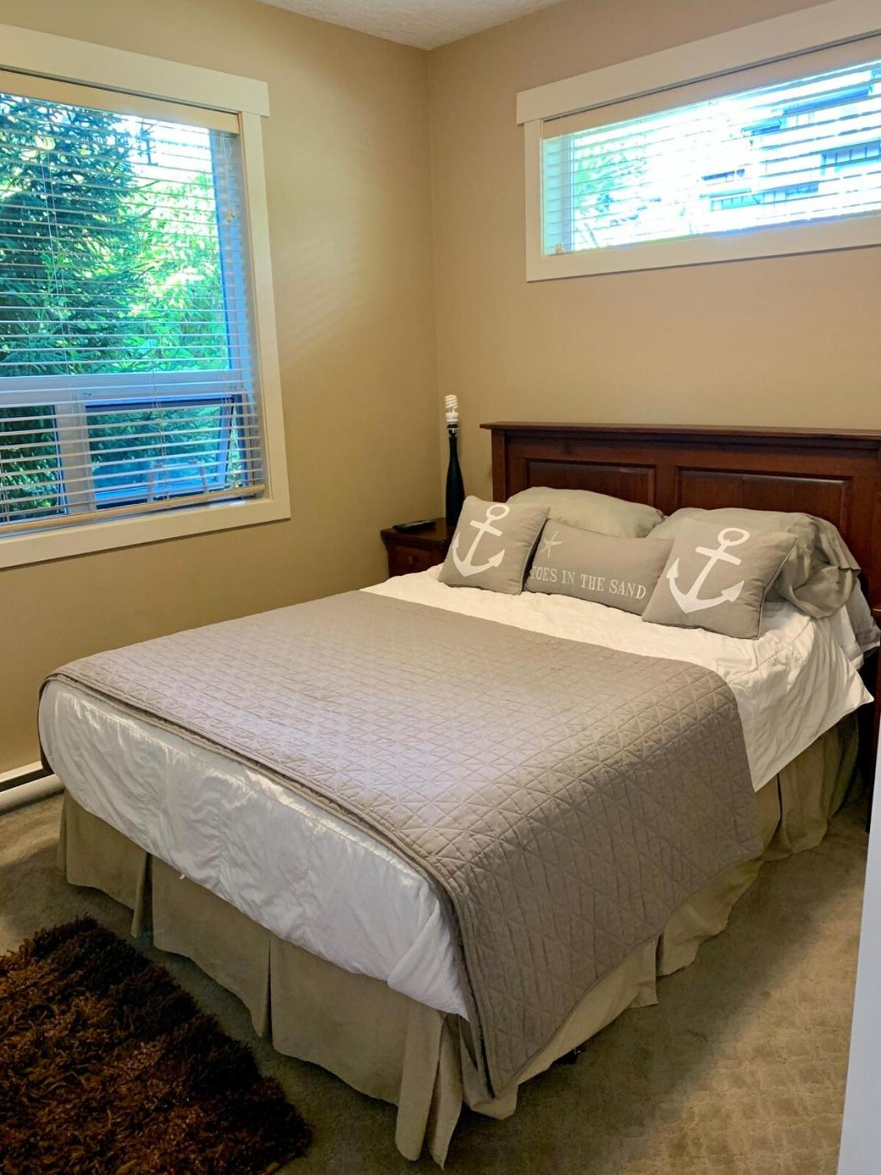 Sooke Harbour Townhouse Waterfront 2-Bed Rental