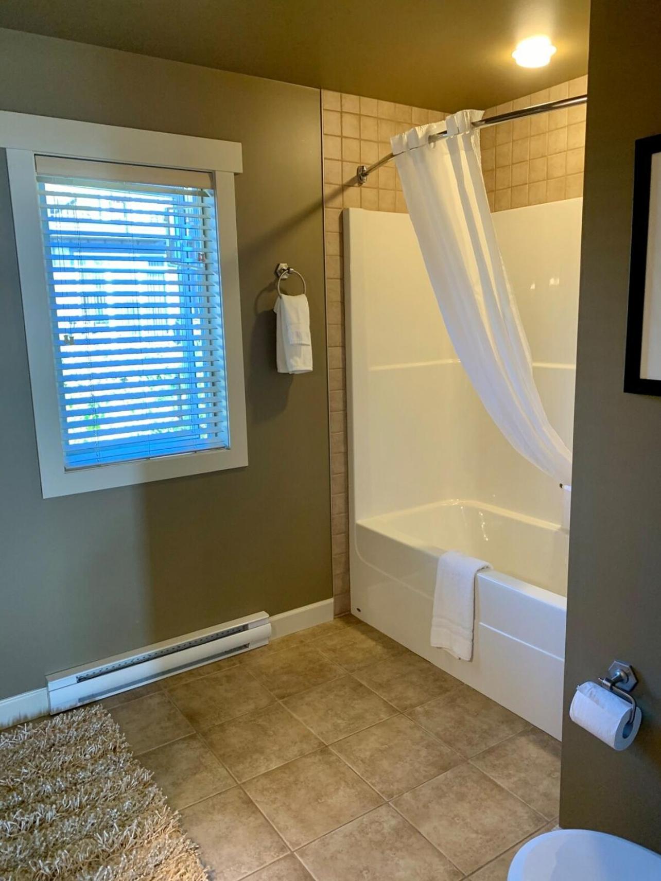 Sooke Vacations - Sooke Harbour Townhouse - Property Image 9