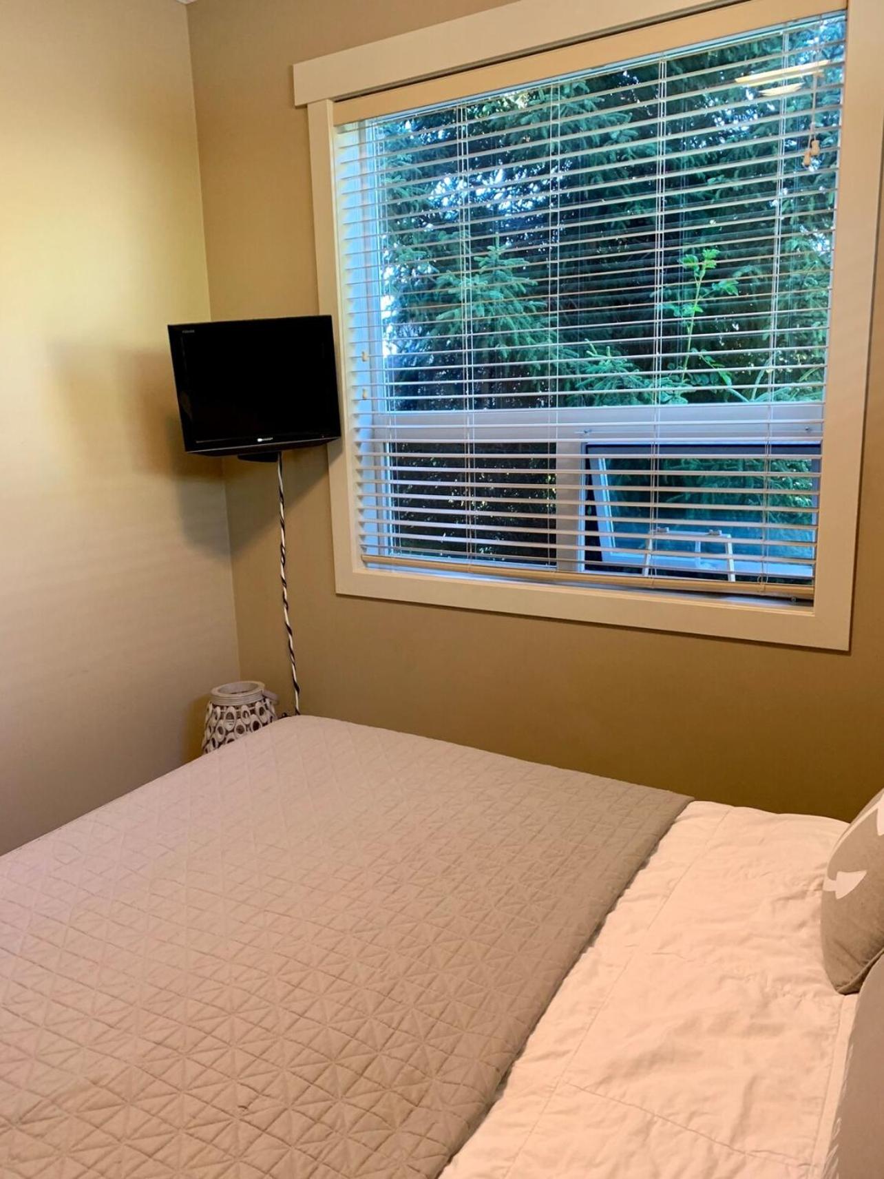 Sooke Vacations - Sooke Harbour Townhouse - Property Image 6