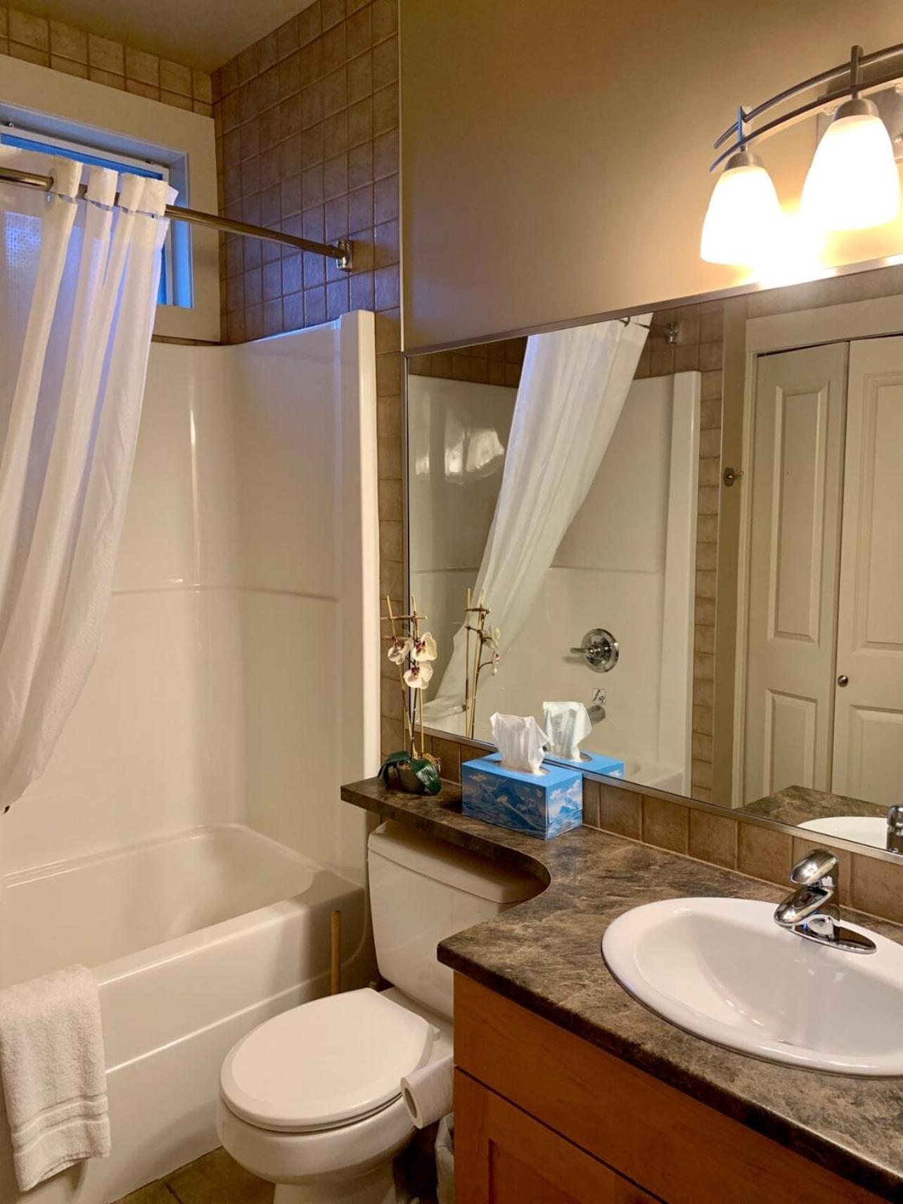 Sooke Harbour Townhouse Waterfront 2-Bed Rental