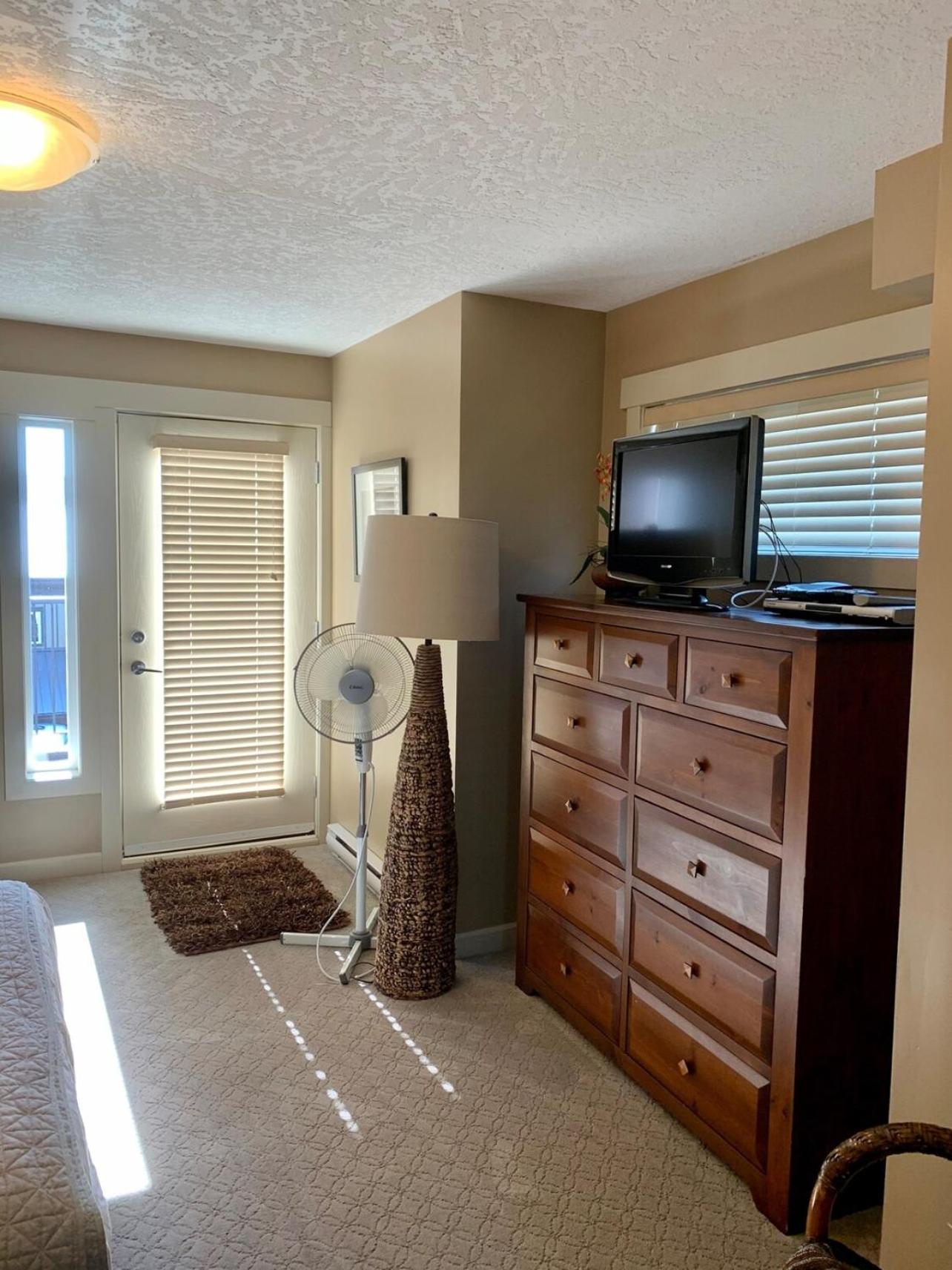 Sooke Harbour Townhouse Waterfront 2-Bed Rental