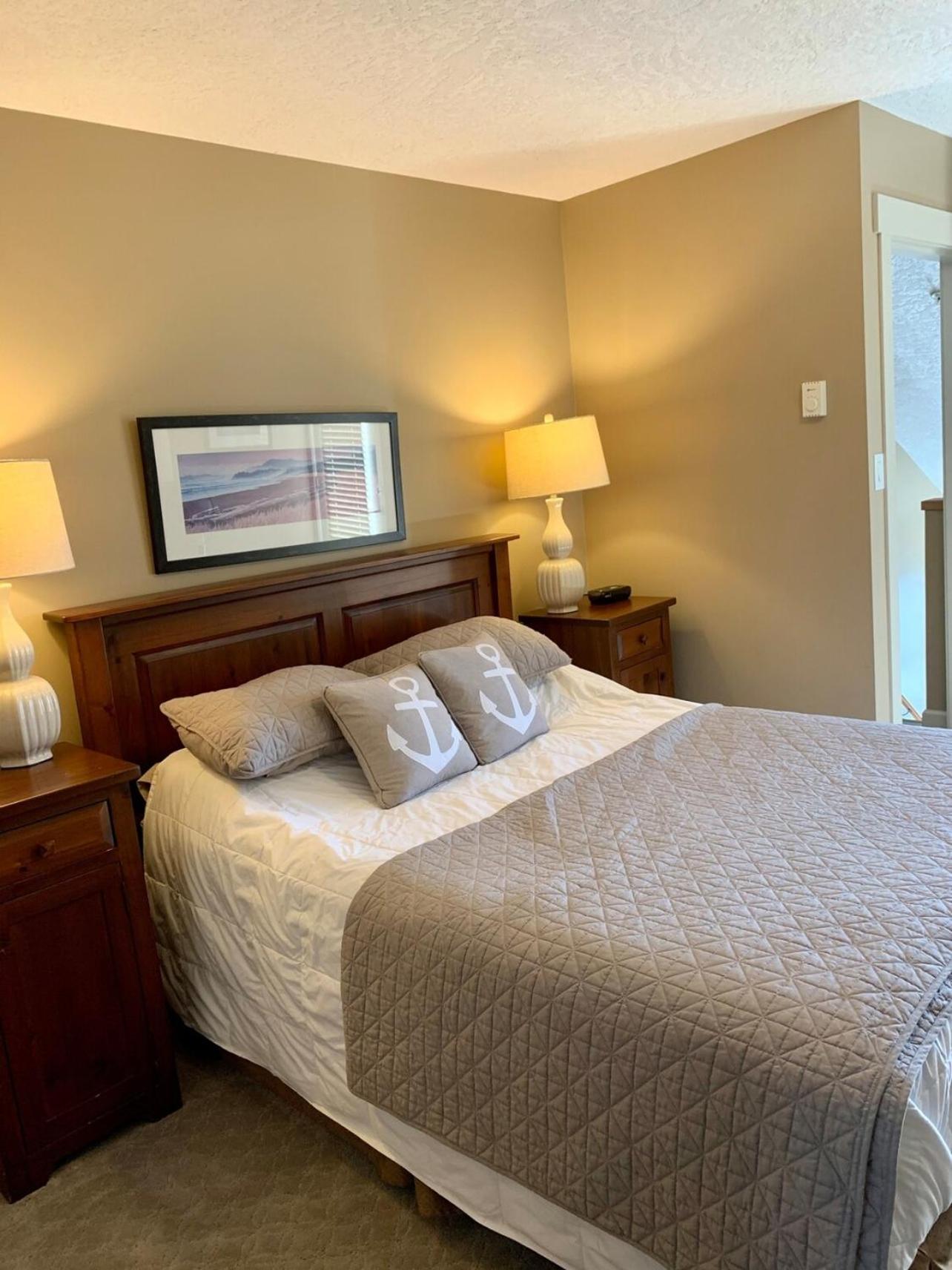 Sooke Harbour Townhouse Waterfront 2-Bed Rental