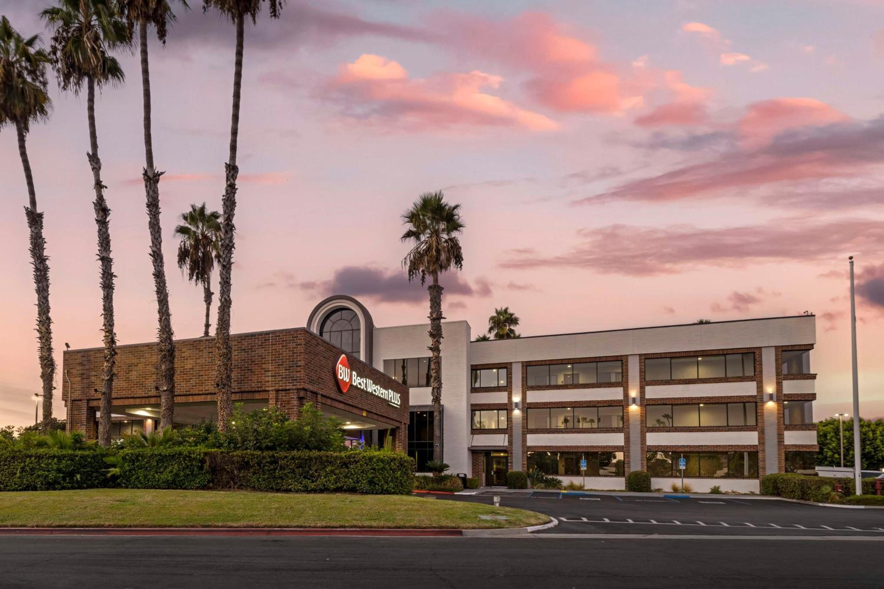 Hotel Best Western Plus Meridian Inn & Suites, Anaheim-Orange - Image 1