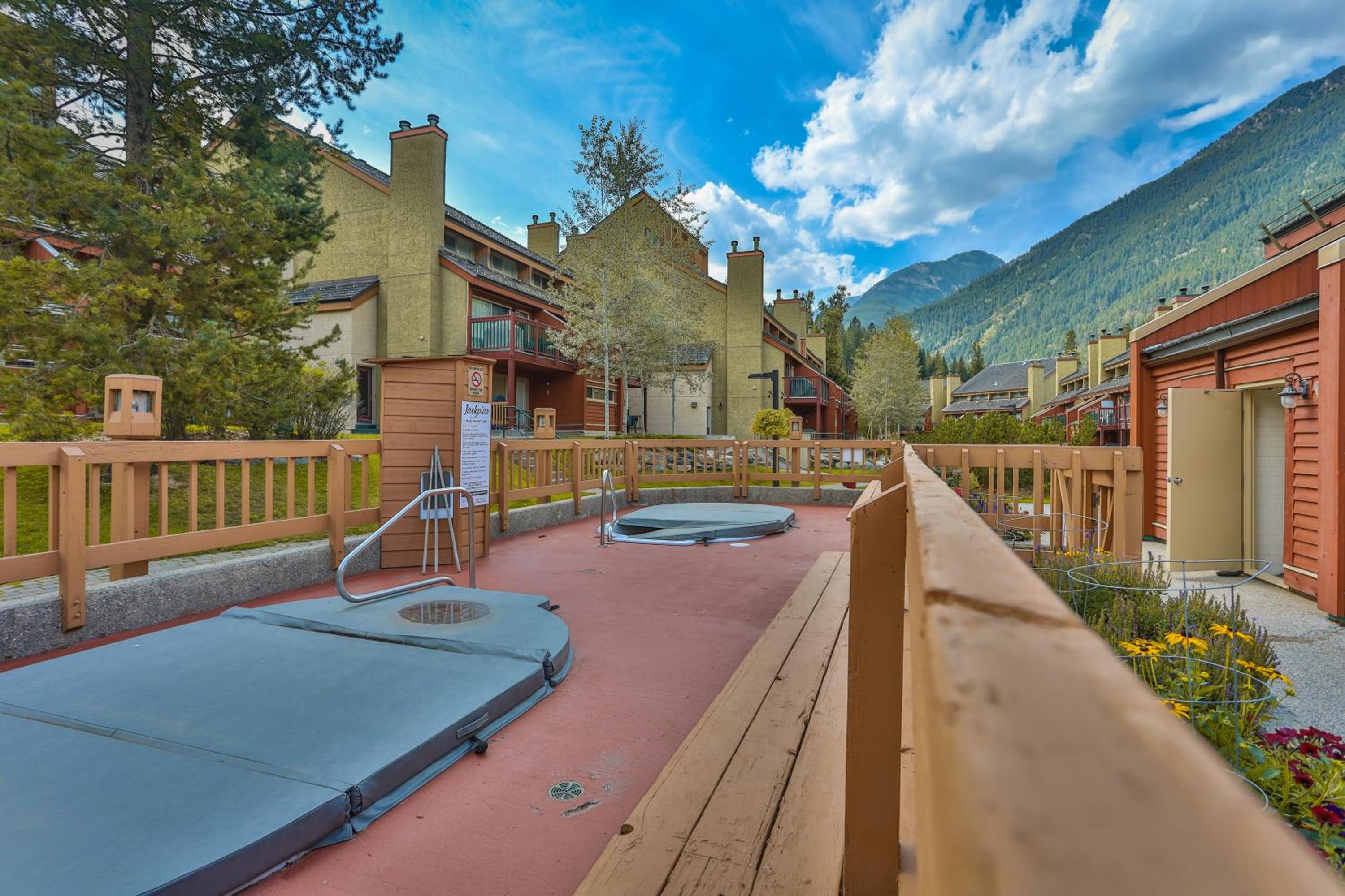 Horsethief Lodge by StayIn