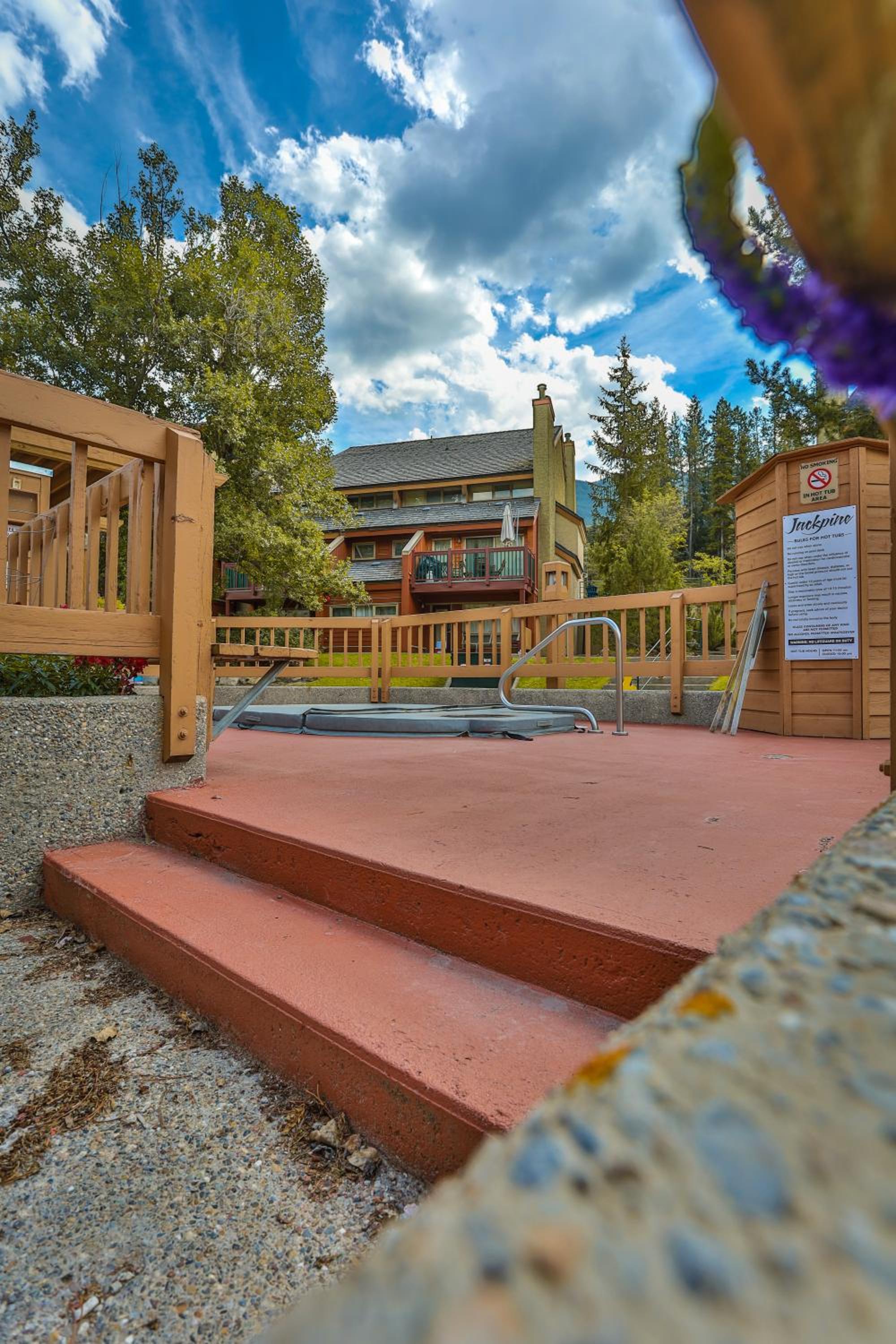 Horsethief Lodge by StayIn