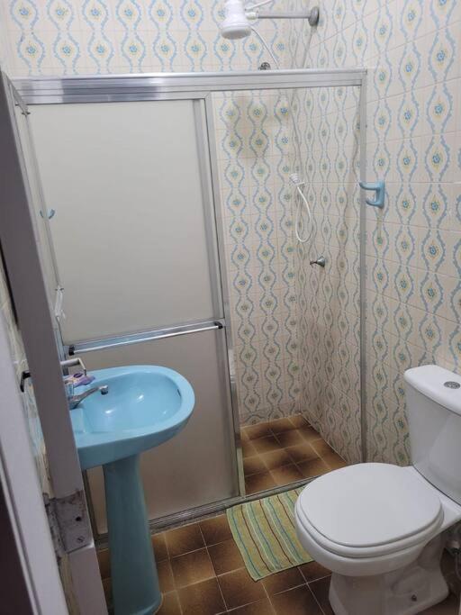 CASA EM FRENTE A LAGOA DE ARARUAMA - no CENTRO - 3 QUARTOS E 3 BANHEIROS
