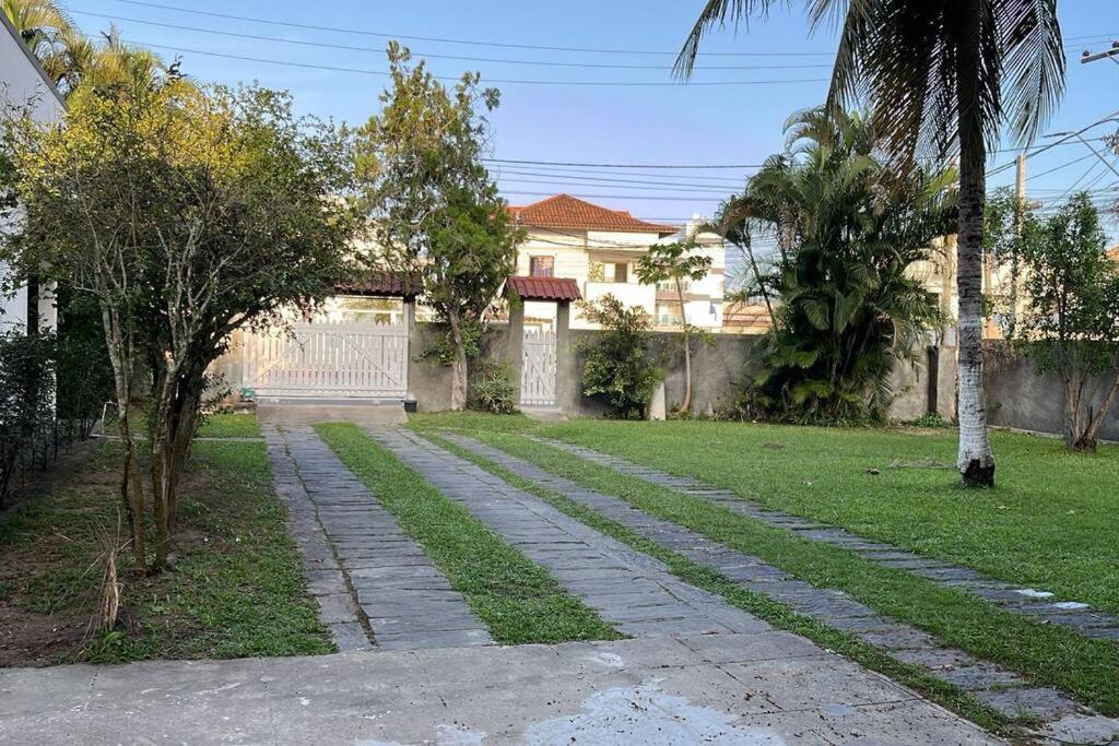 CASA EM FRENTE A LAGOA DE ARARUAMA - no CENTRO - 3 QUARTOS E 3 BANHEIROS