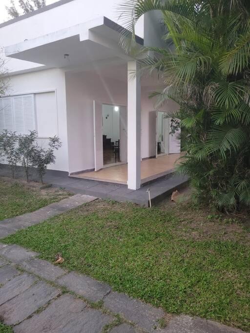 CASA EM FRENTE A LAGOA DE ARARUAMA - no CENTRO - 3 QUARTOS E 3 BANHEIROS