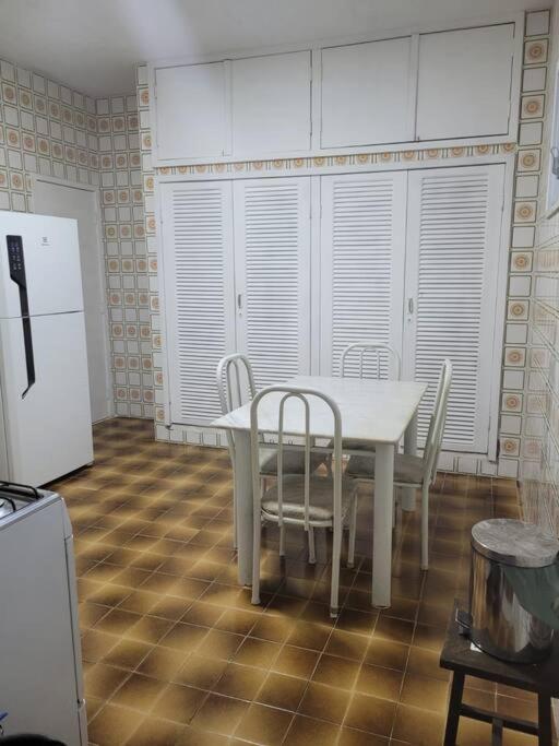 CASA EM FRENTE A LAGOA DE ARARUAMA - no CENTRO - 3 QUARTOS E 3 BANHEIROS